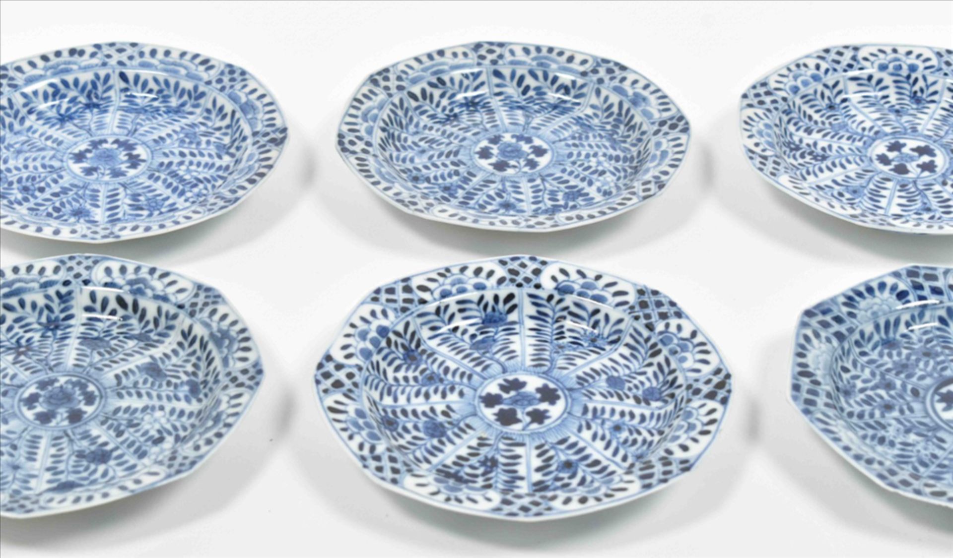 [China. Porcelain] Matching set of twelve Chinese Qianlong porcelain tea cups and saucers - Image 5 of 10