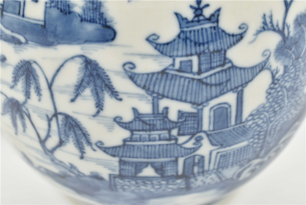 [China. Porcelain] Chinese Qianlong porcelain teapot - Image 6 of 9