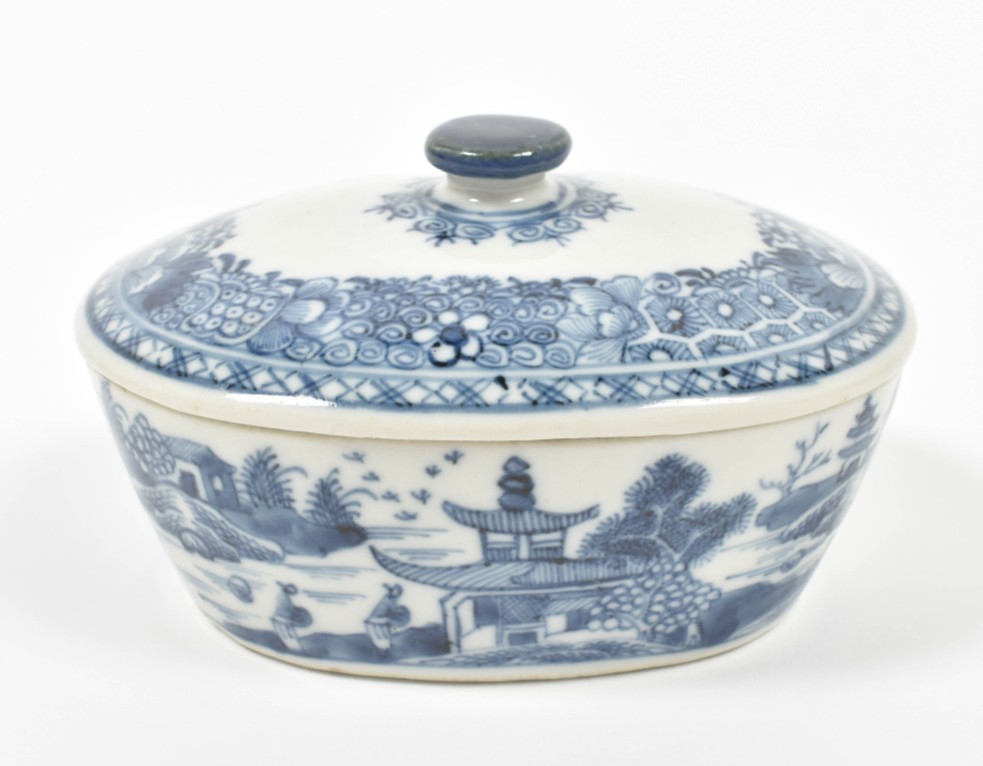 [China. Porcelain] Chinese Qianlong porcelain gravy boats - Image 2 of 7