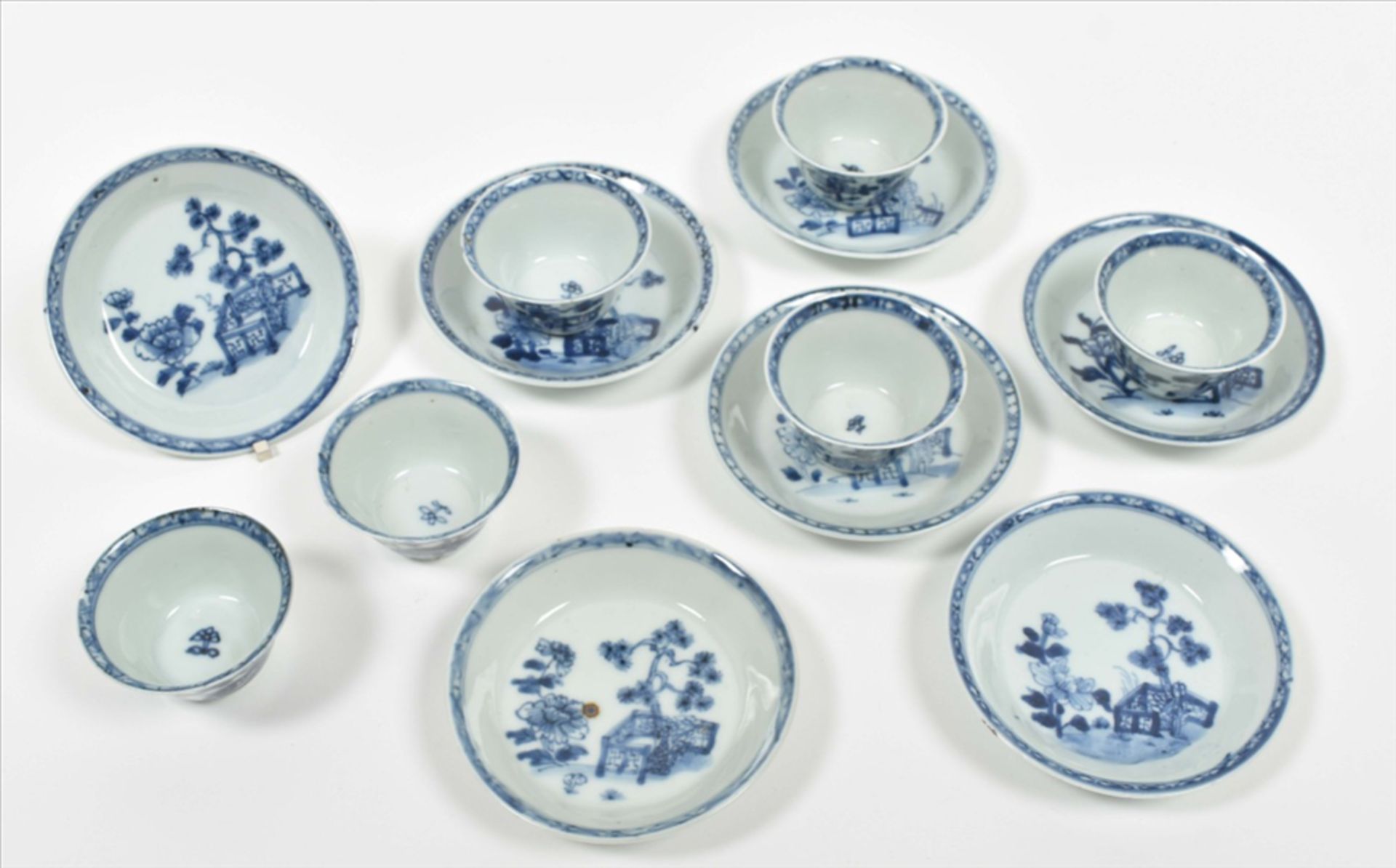[China. Porcelain] Chinese Qianlong porcelain tea cups and saucers