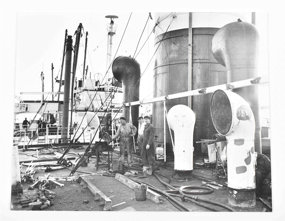 [Photography] Cor Jaring (1936-2013). Three photos from the Amsterdam harbour and shipyard - Image 3 of 5