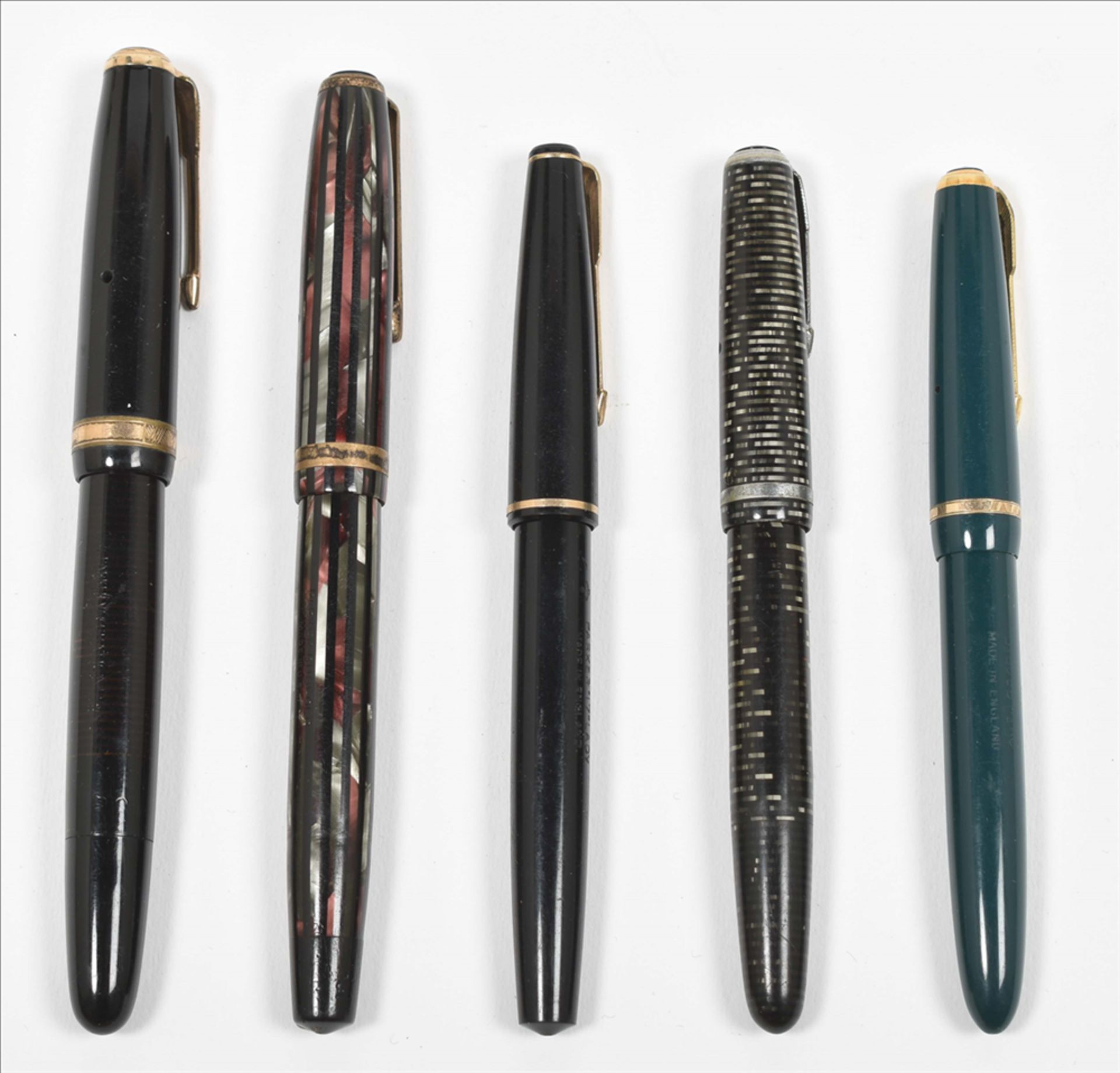 [Fountain pens] Collection of five Parker fountain pens with gold nibs