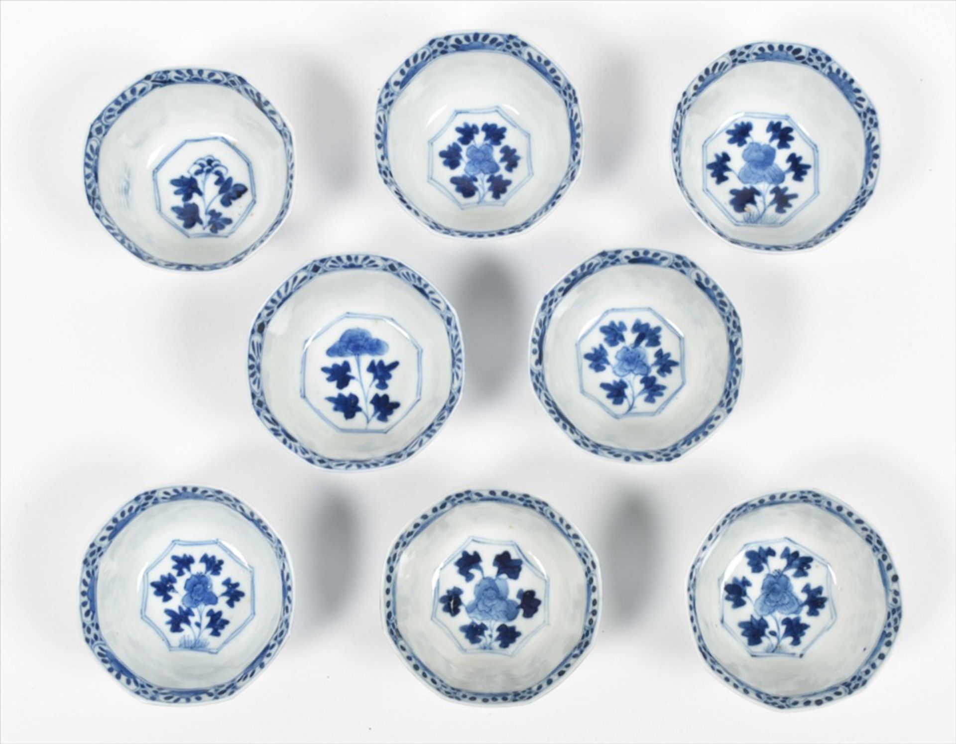 [China. Porcelain] Matching set of twelve Chinese Qianlong porcelain tea cups and saucers - Image 9 of 10