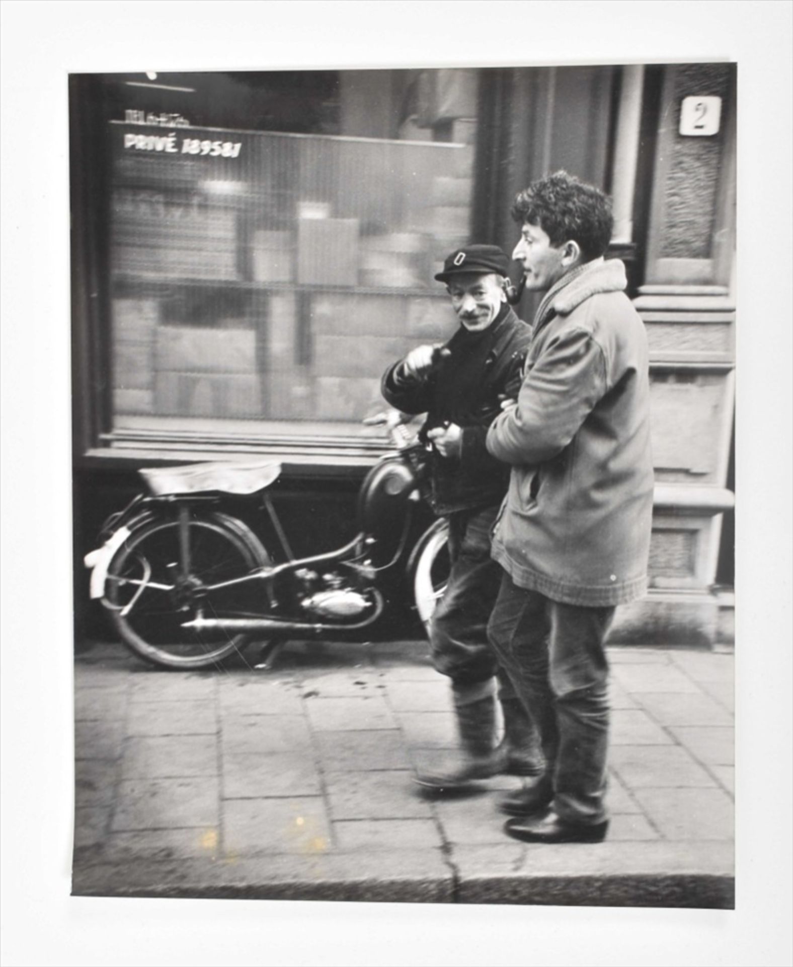 Cor Jaring (1936-2013). "Op straat gevallen beschonken man, Oude Hoogstraat, Amsterdam". - Image 4 of 8