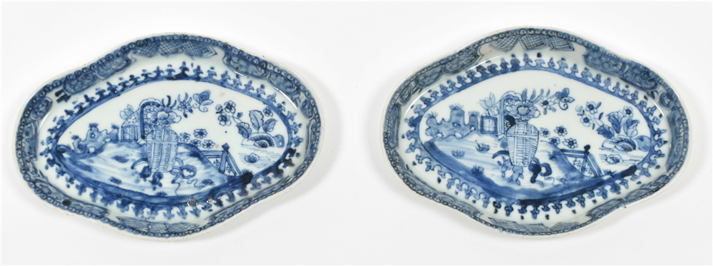 [China. Porcelain] Chinese Qianlong porcelain gravy boats - Image 7 of 7