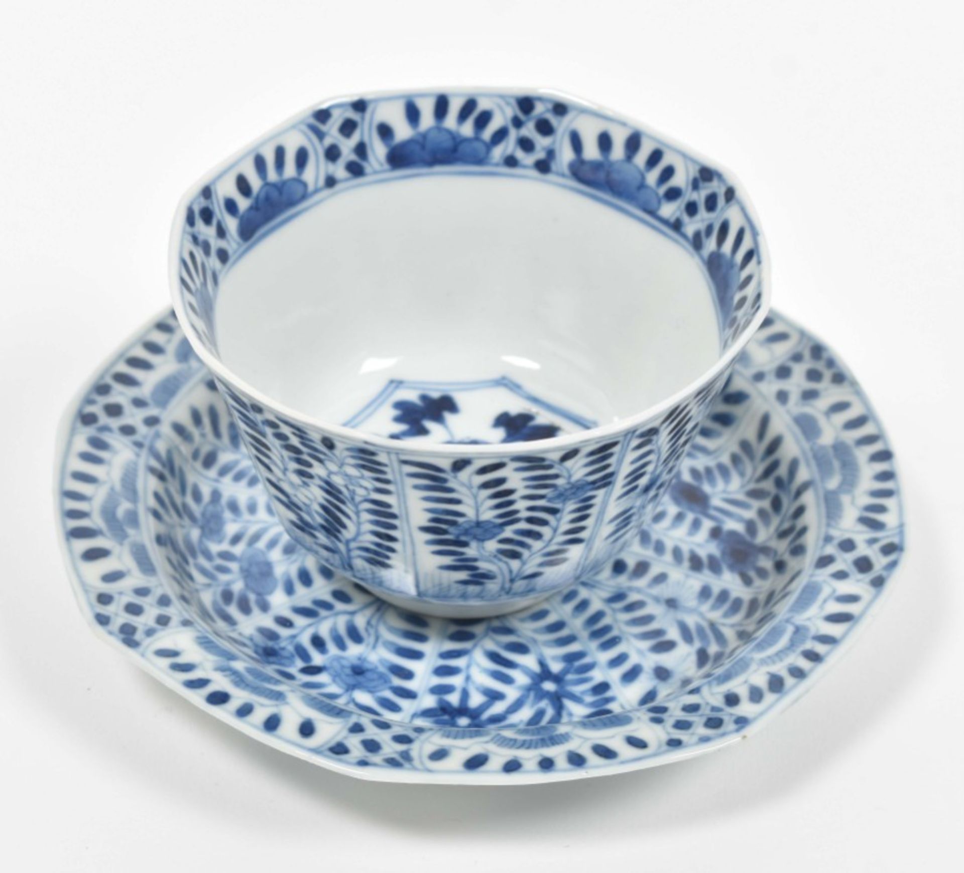 [China. Porcelain] Matching set of twelve Chinese Qianlong porcelain tea cups and saucers - Image 2 of 10