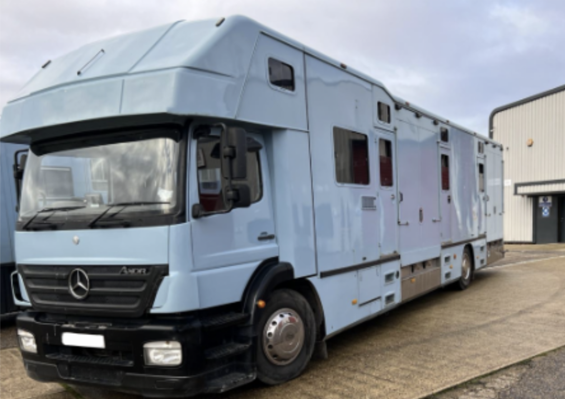 *RESERVE MET* Mercedes Axor 18000kg, 9 stall Forward Facing Body manufacturer Olympic coach builders - Image 3 of 7