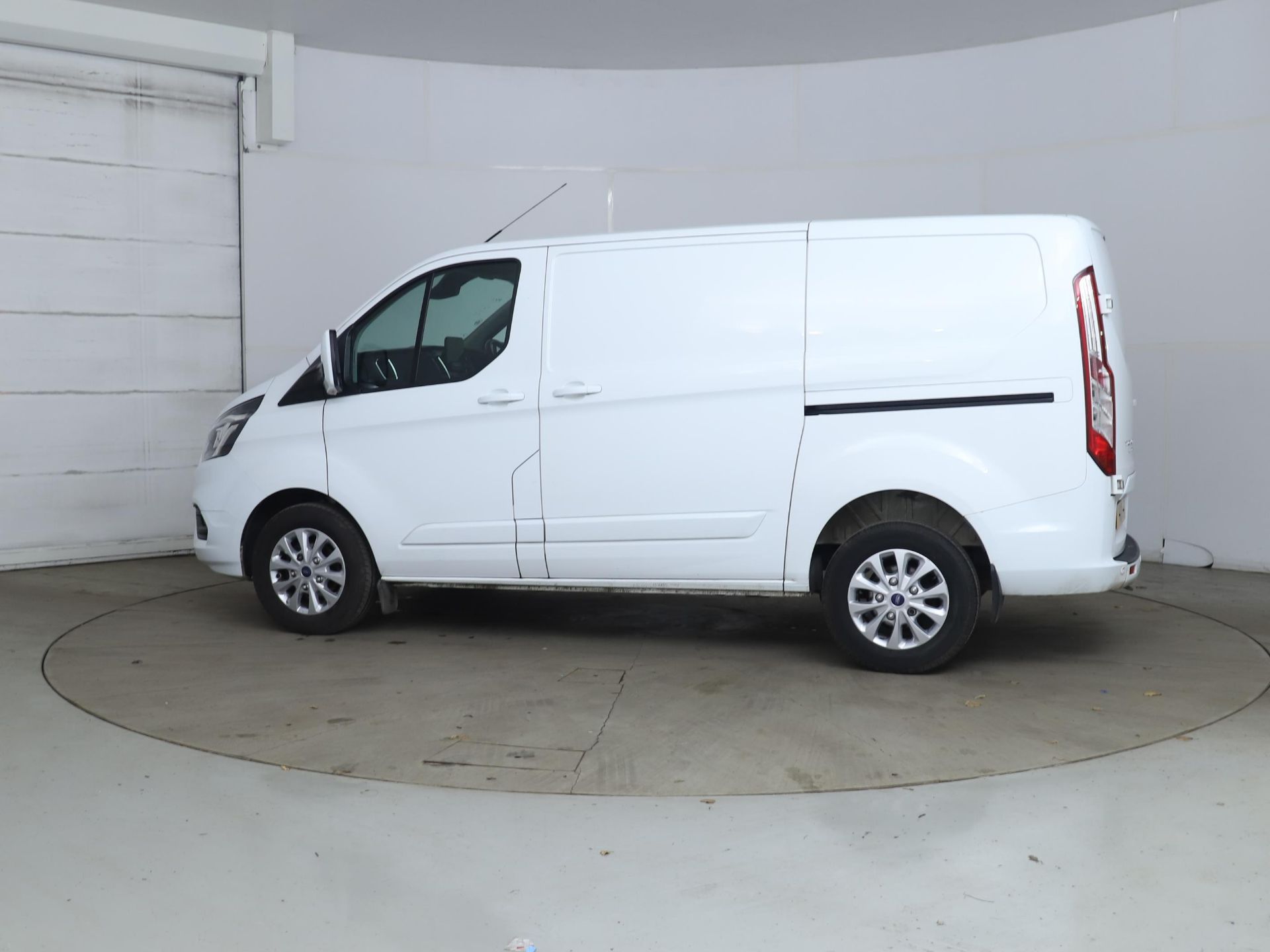 FORD TRANSIT "CUSTOM" LIMITED 2.0 TDCI (130) 21 REG - 1 OWNER - ONLY 46K MILES - AIR CON - ALLOYS - Image 2 of 12