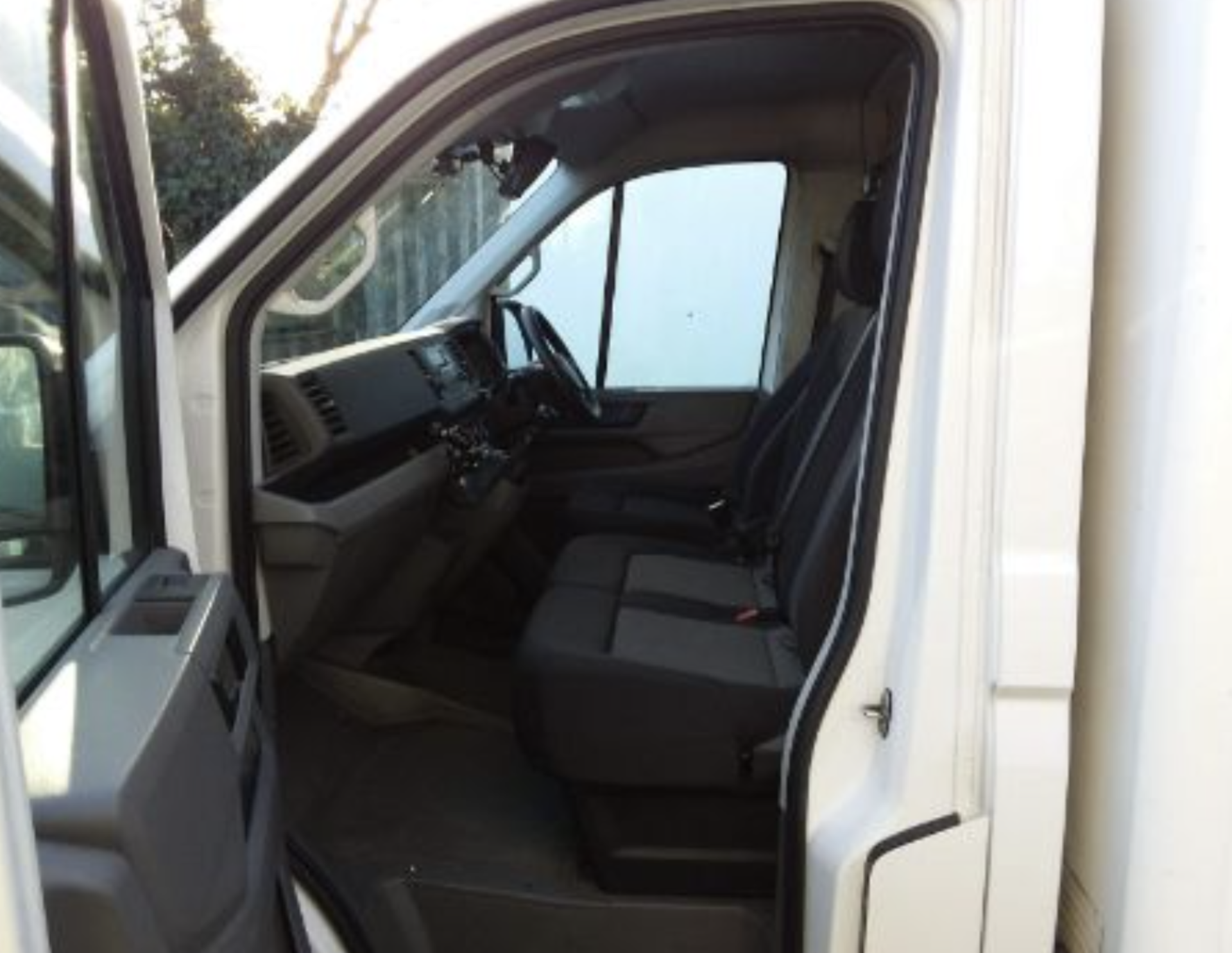 VOLKSWAGEN CRAFTER 2.0 TDI "FRIDGE / FREEZER BOX VAN" 19 REG - 1 OWNER - - Image 4 of 7