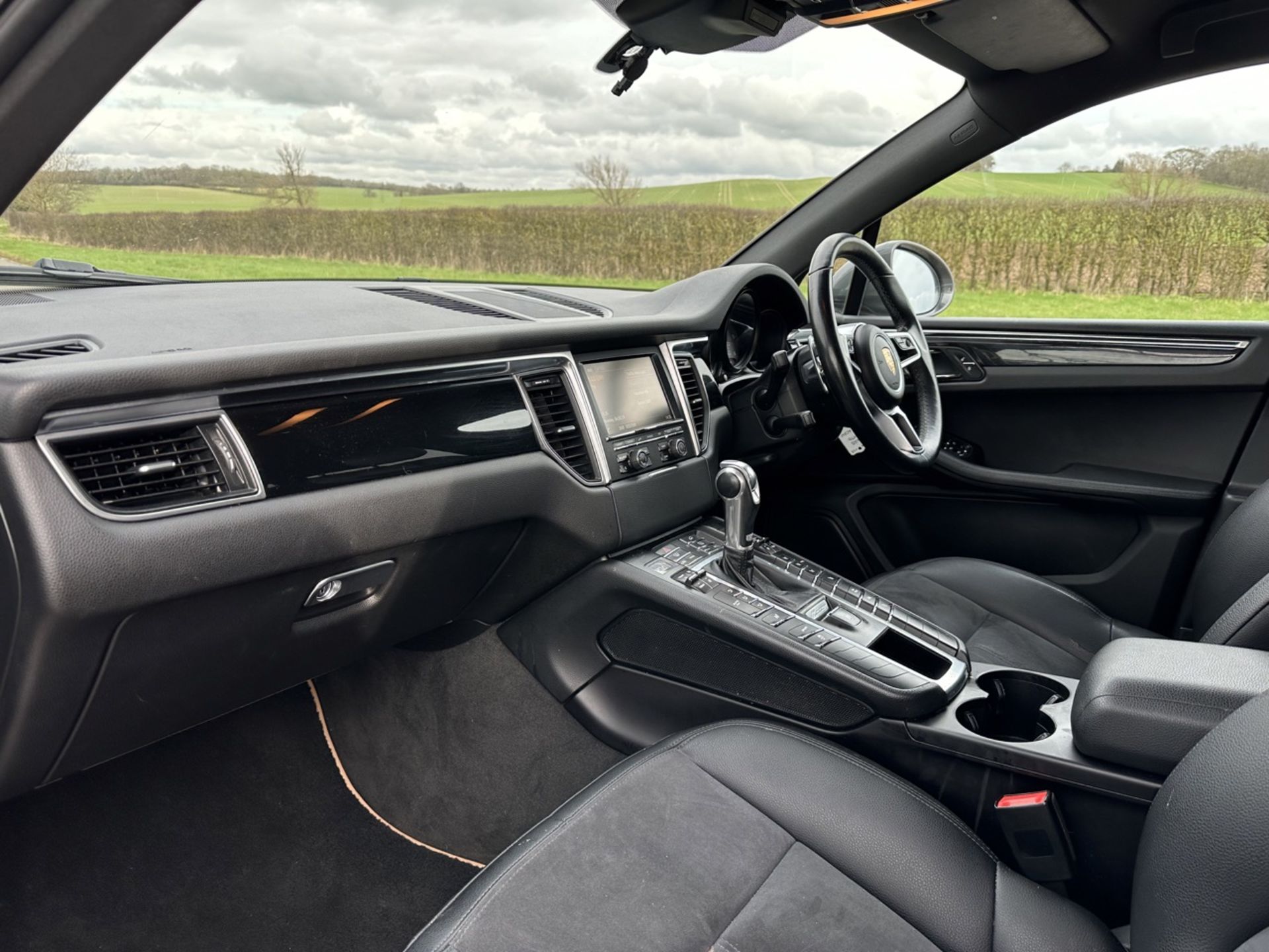 PORSCHE MACAN S Diesel *V6 PDK 255BHP* Semi-Automatic - (2016 Model) 65 reg - 3L Diesel - Estate - Image 16 of 27