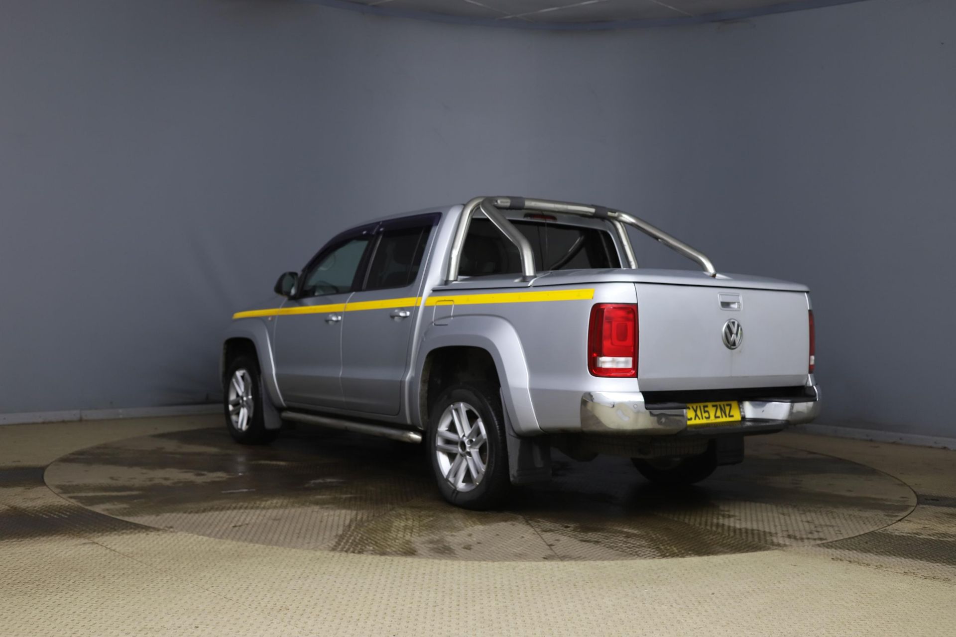 VOLKSWAGEN AMAROK HIGHLINE 2.0 BI-TDI AUTO - DOUBLE CAB - 15 REG - LEATHER - SAT NAV - MASSIVE SPEC - Image 5 of 10