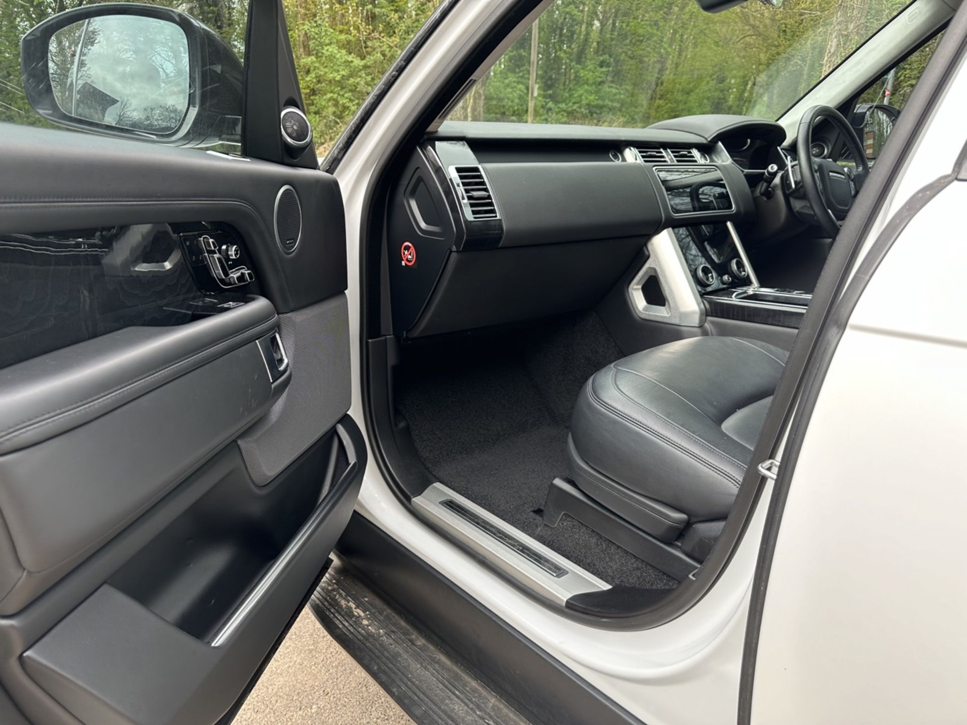 LAND ROVER RANGE ROVER 2.0 P400e Autobiography 4dr Auto - Automatic - 2018 - 31k miles - FULL SH - Image 19 of 32