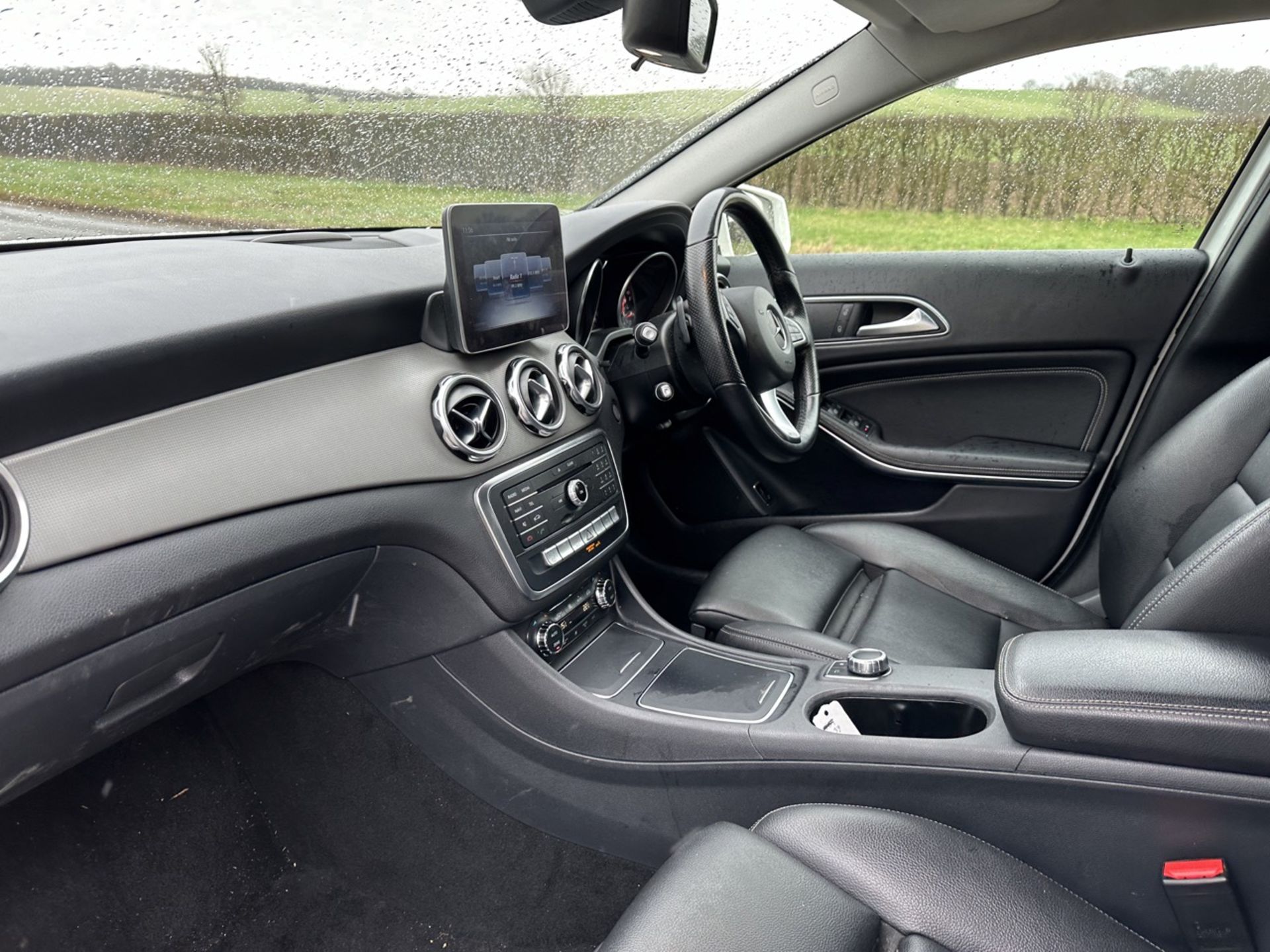 MERCEDES GLA 200d AUTO "SPORT EXECUTIVE" 2019 MODEL - LEATHER - LOW MILES - AIR CON - Image 15 of 17