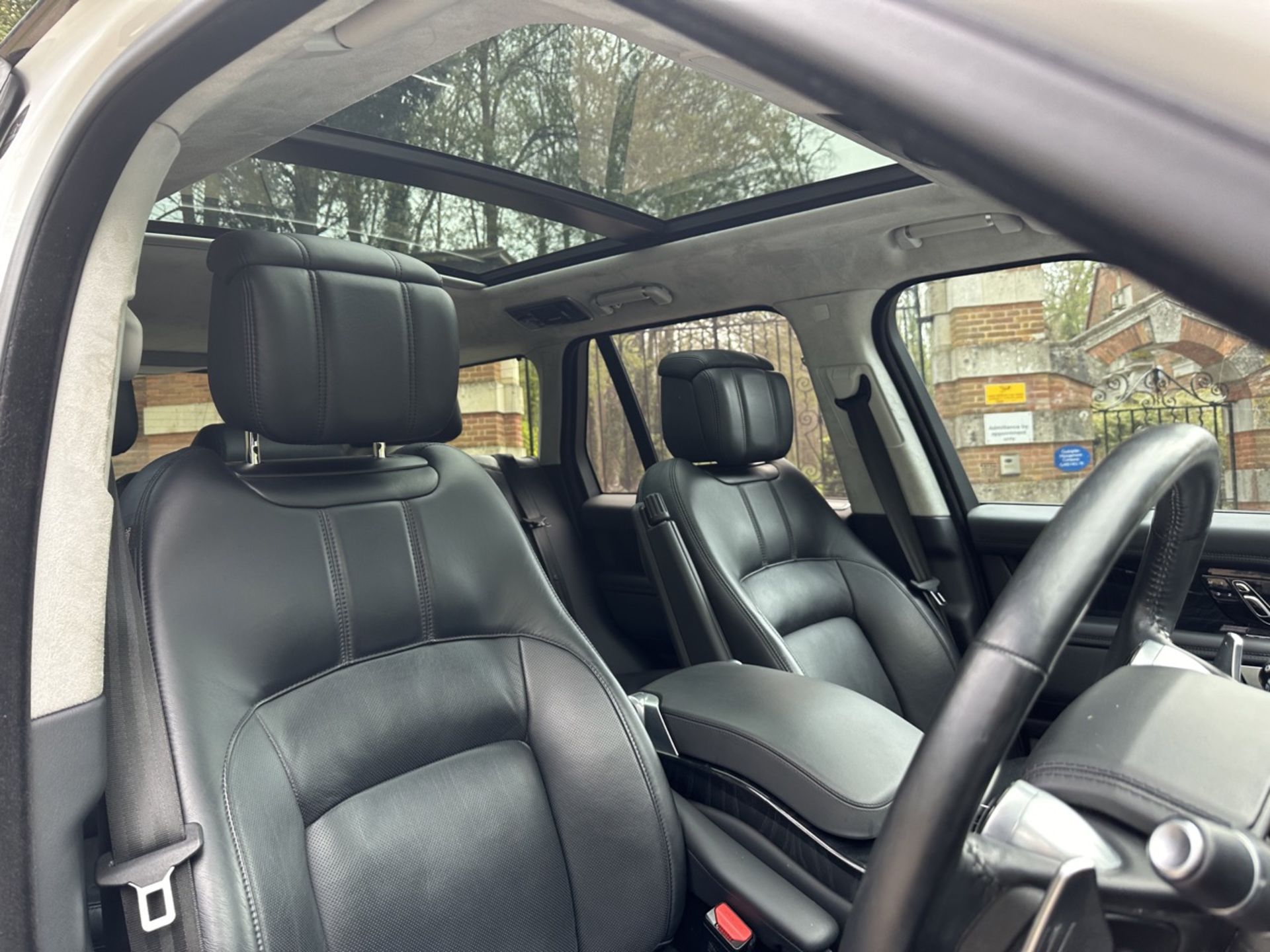 LAND ROVER RANGE ROVER 2.0 P400e Autobiography 4dr Auto - Automatic - 2018 - 31k miles - FULL SH - Image 18 of 32