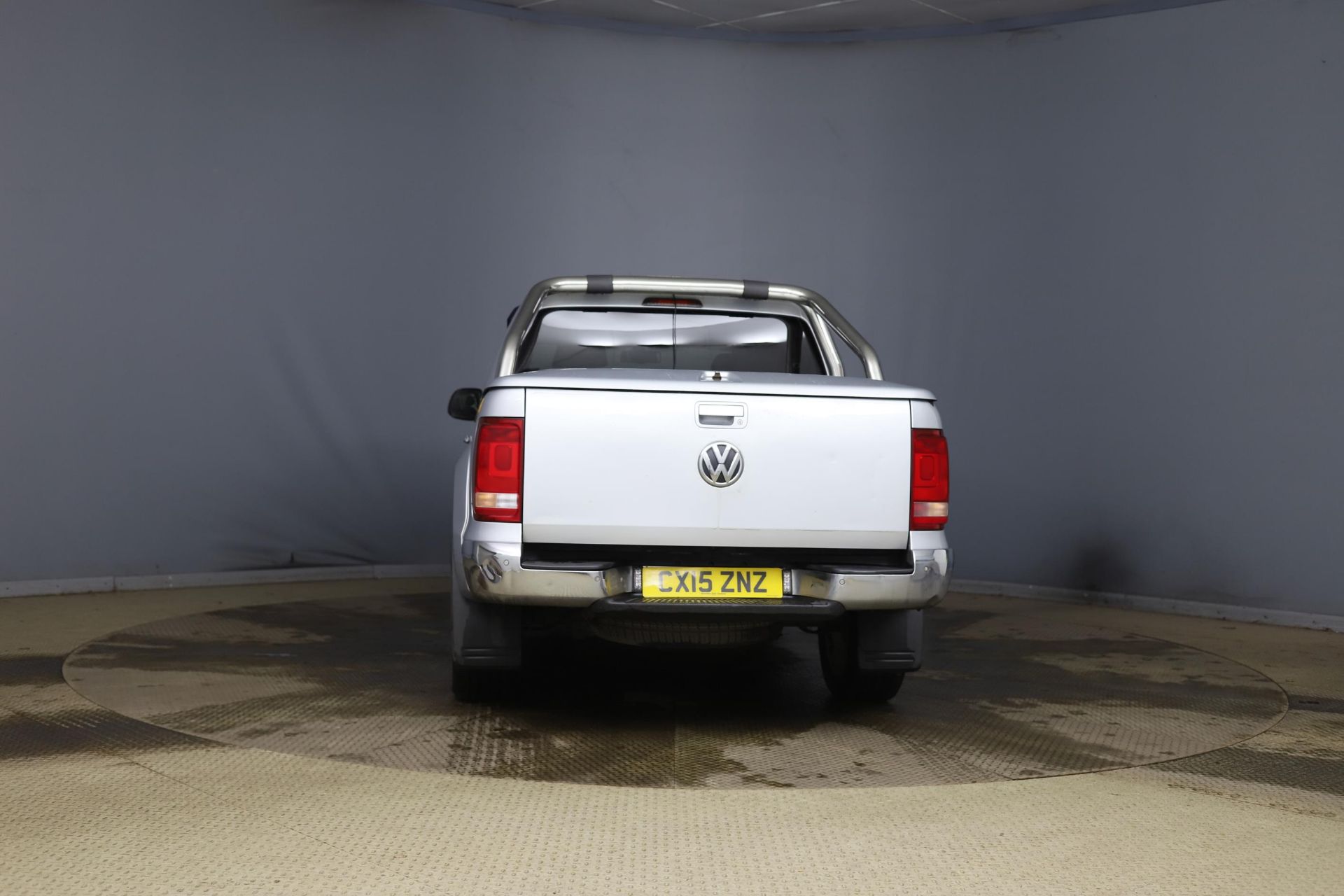 VOLKSWAGEN AMAROK HIGHLINE 2.0 BI-TDI AUTO - DOUBLE CAB - 15 REG - LEATHER - SAT NAV - MASSIVE SPEC - Image 6 of 10