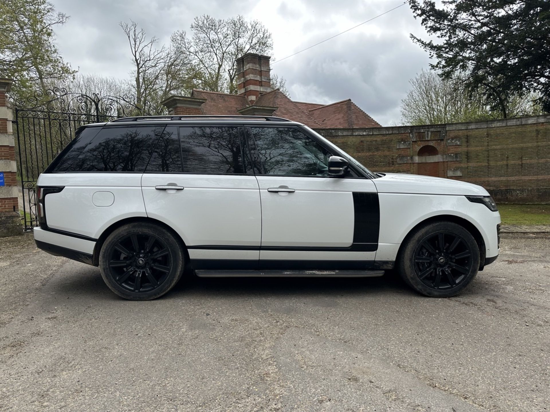 LAND ROVER RANGE ROVER 2.0 P400e Autobiography 4dr Auto - Automatic - 2018 - 31k miles - FULL SH - Image 9 of 32