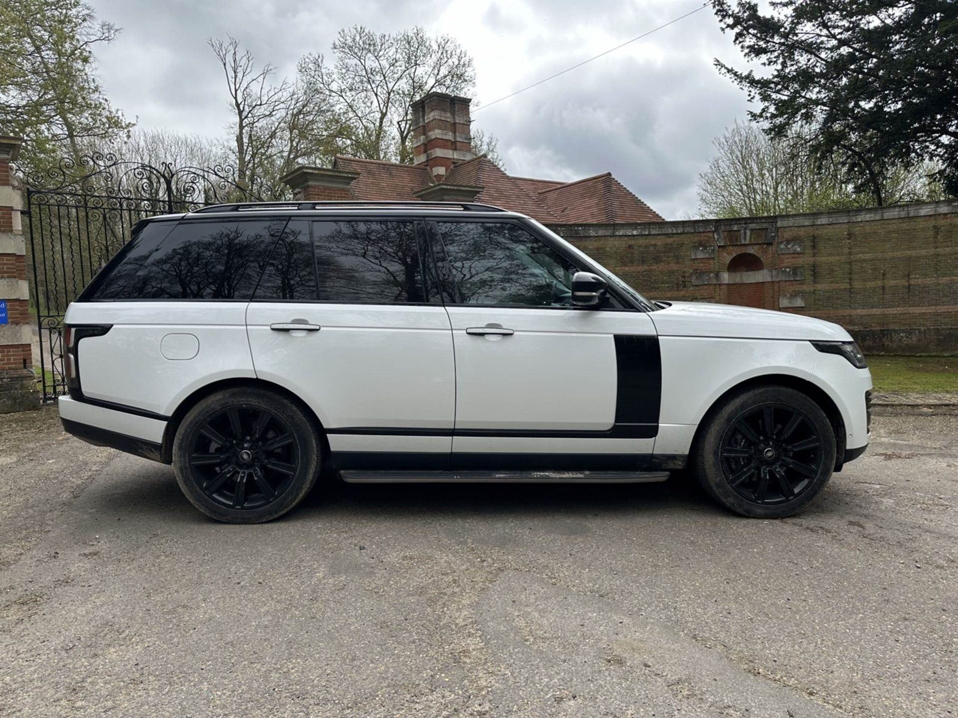 LAND ROVER RANGE ROVER 2.0 P400e Autobiography 4dr Auto - Automatic - 2018 - 31k miles - FULL SH - Image 10 of 17