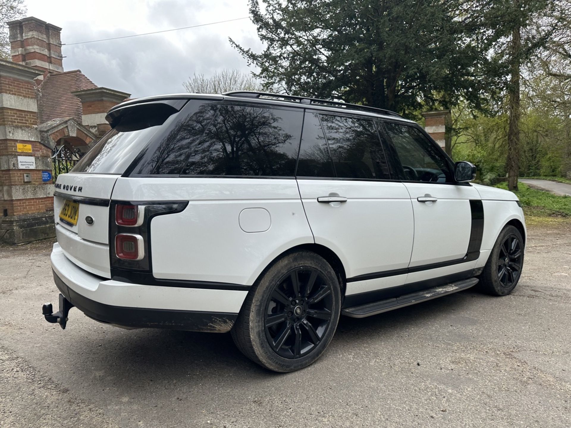 LAND ROVER RANGE ROVER 2.0 P400e Autobiography 4dr Auto - Automatic - 2018 - 31k miles - FULL SH - Image 8 of 17
