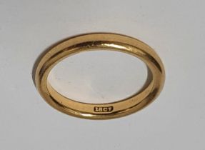 18ct yellow gold wedding ring, 5 grams size P