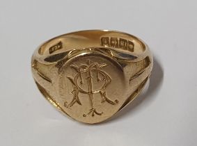 Fully hallmarked 18ct yellow gold gents signet ring with monogram engraving, 9.8 grams size Q