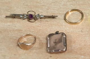 Four 9ct gold items to include 2 rings, a rose gold locket and a bar brooch (4), 10 grams gross