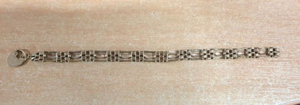 9ct yellow gold gate bracelet with heart clasp (a/f), 5 grams