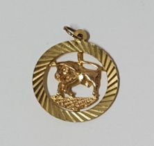 Circular 9ct gold Bull pendant, 2.8 grams
