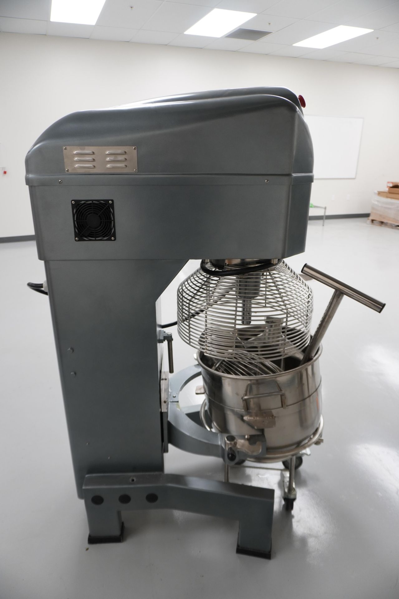 Used Avantco 60 Qt. Planetary Floor Mixer with Guard & Standard Accessories. MX60H - Image 2 of 5