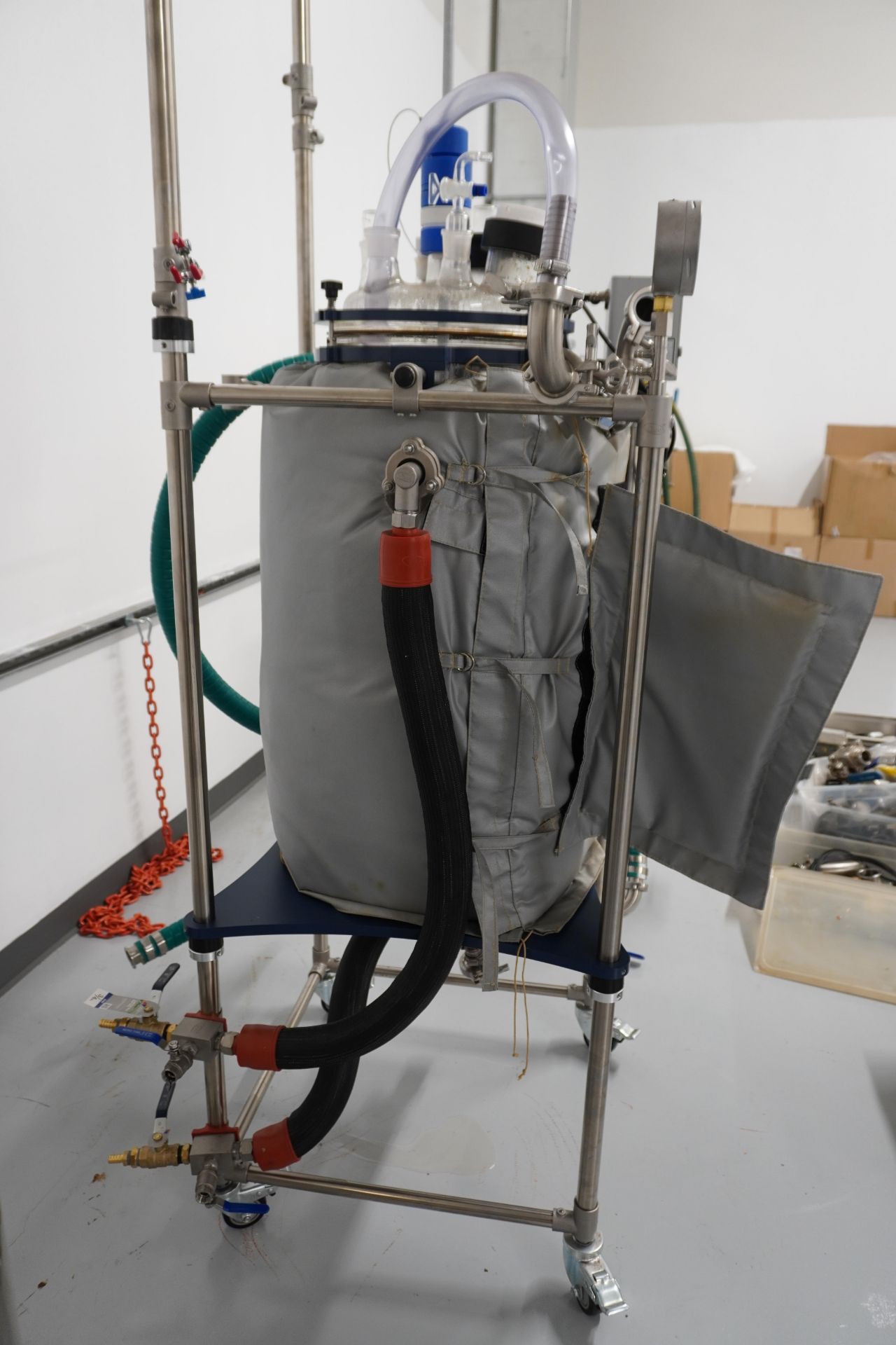 Used Ai R-series Single Jacketed 100 L Glass Jacketed Reactor w/ Chiller & Vacuum Pump. Model R100 - Image 3 of 8