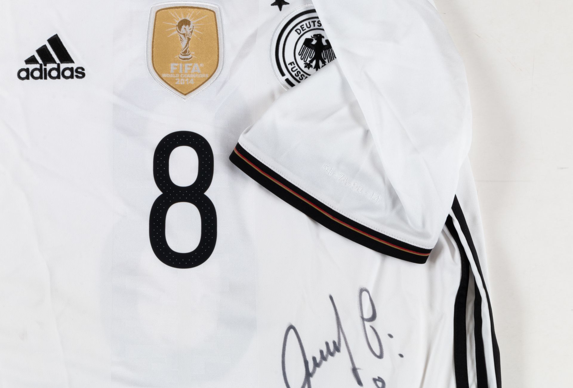 Von Mesut Özil signiertes DFB-Trikot – DFB jersey signed by Mesut Özil - Bild 5 aus 5
