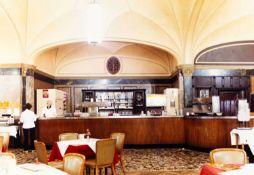 Candida Höfer (1944 Eberswalde – lebt in Köln) R