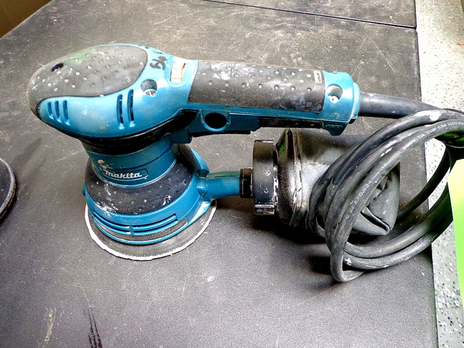 LOT (2) ASSORTED (1) MAKITA BO541 ORBITAL 5" SANDER; (1) BOSCH 1295D ORBITAL 4" SANDER