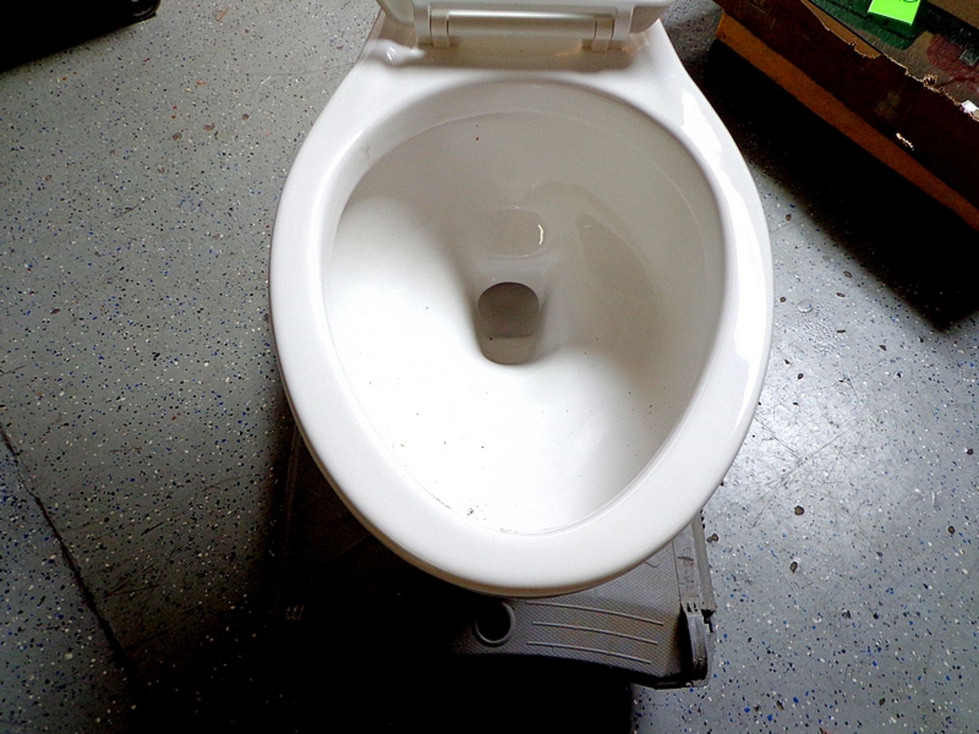 AMERICAN STANDARD WHITE TOILET (NEW) - Image 2 of 5
