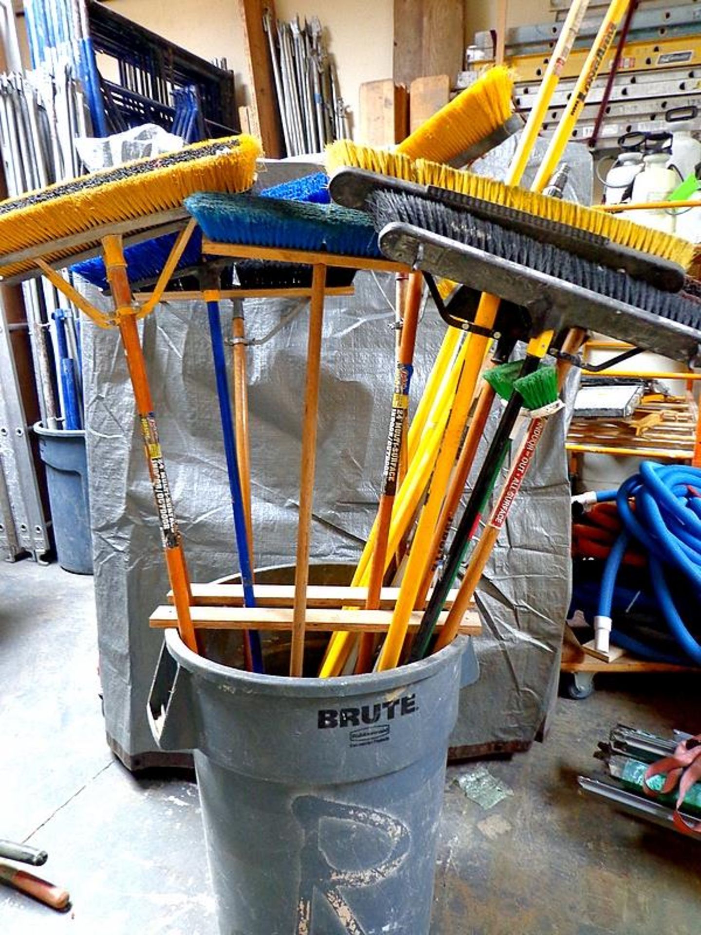 LOT - ASSORTED PUSH BROOMS AND ROLLER EXTENTION POLES