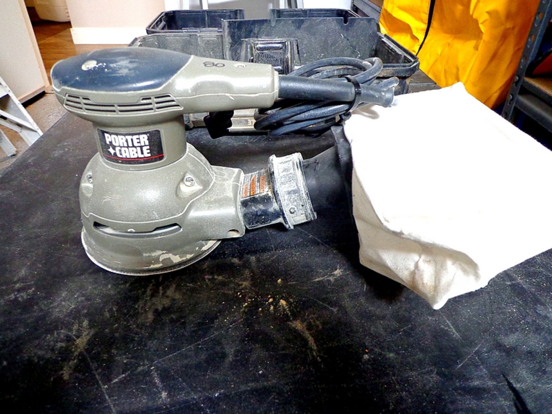 PORTER CABLE 343 5" ORBITAL PALM SANDER W/BAG AND CASE