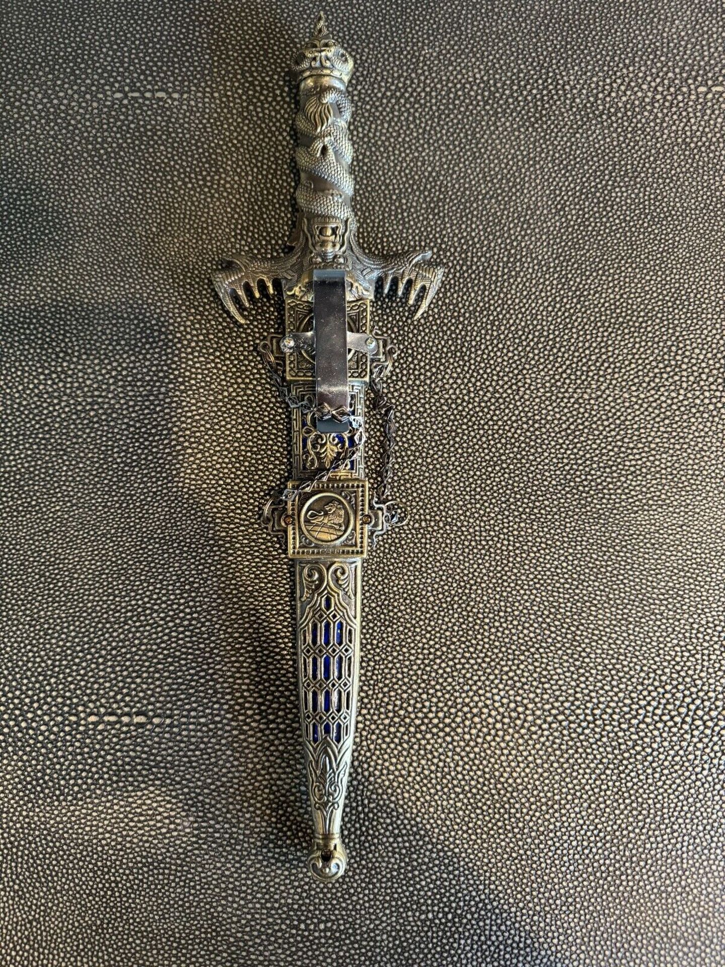 Metal Dagger detailed. Lion engraving handle + Metal Sheath W / belt clip + Lock - Image 3 of 6