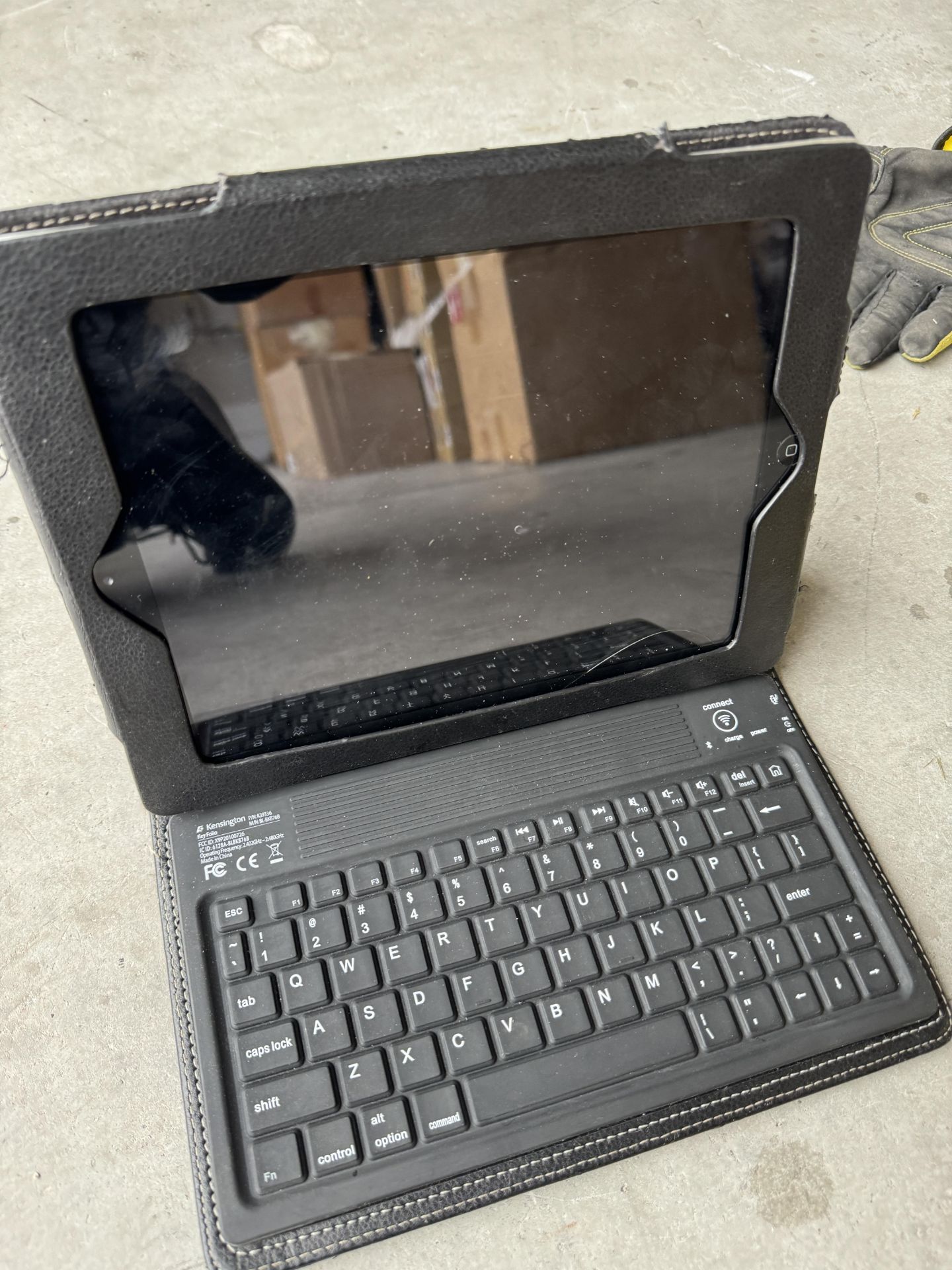 IPAD WITH ATTACHED KEYBOARD CASE, (SOLD FOR PARTS ) APPLE LOCKED