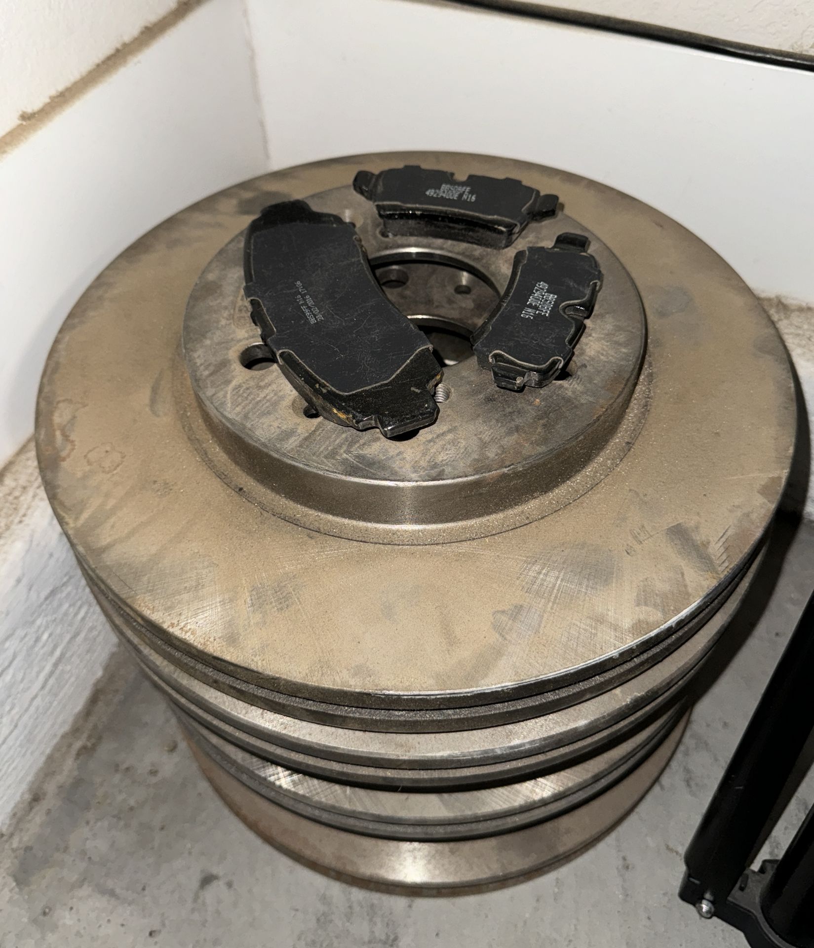 4 ROTORS & BRAKE PADS, " PROBABLY FOR FORD F150 - F350 - Image 2 of 4