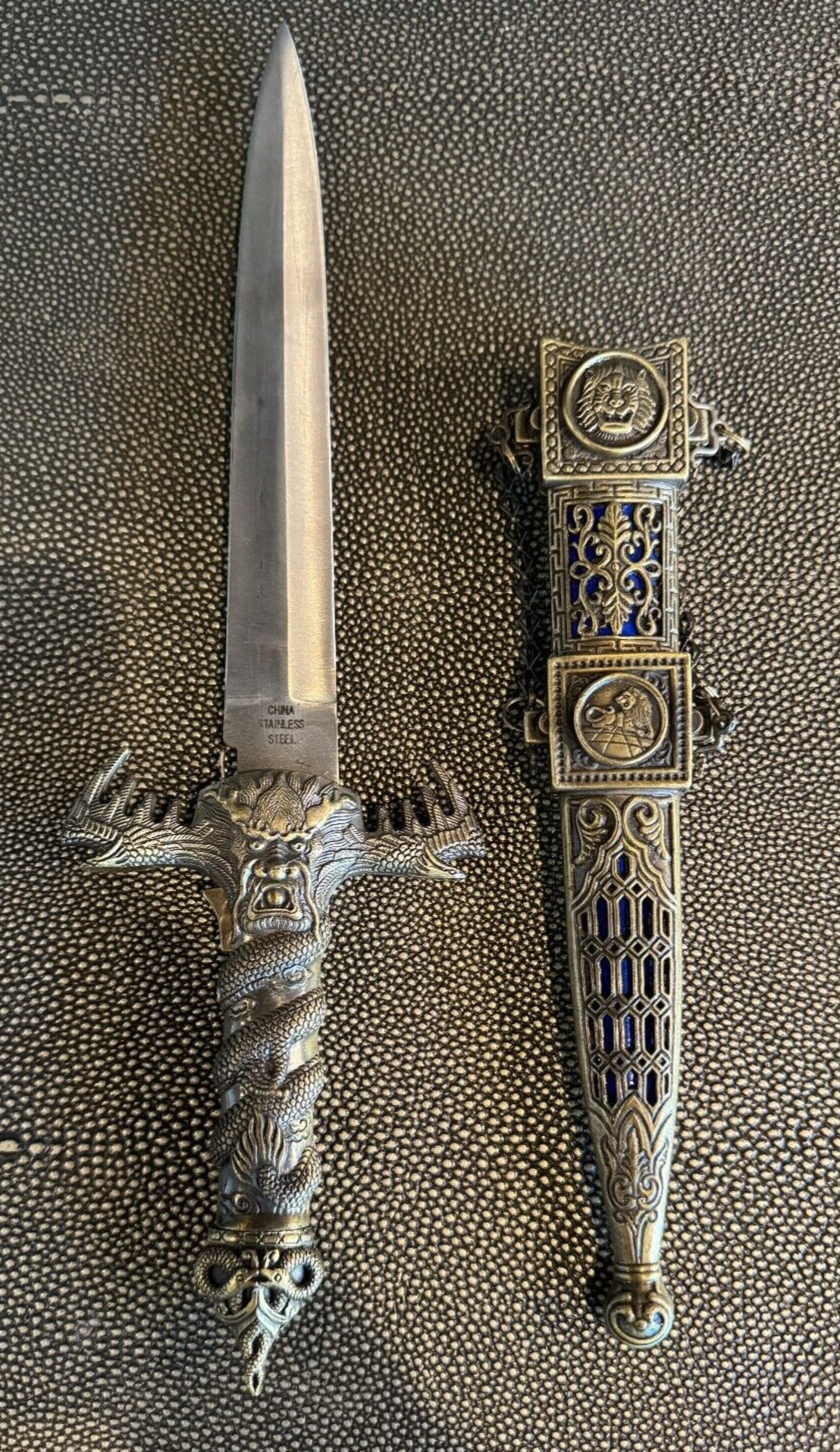 Metal Dagger detailed. Lion engraving handle + Metal Sheath W / belt clip + Lock