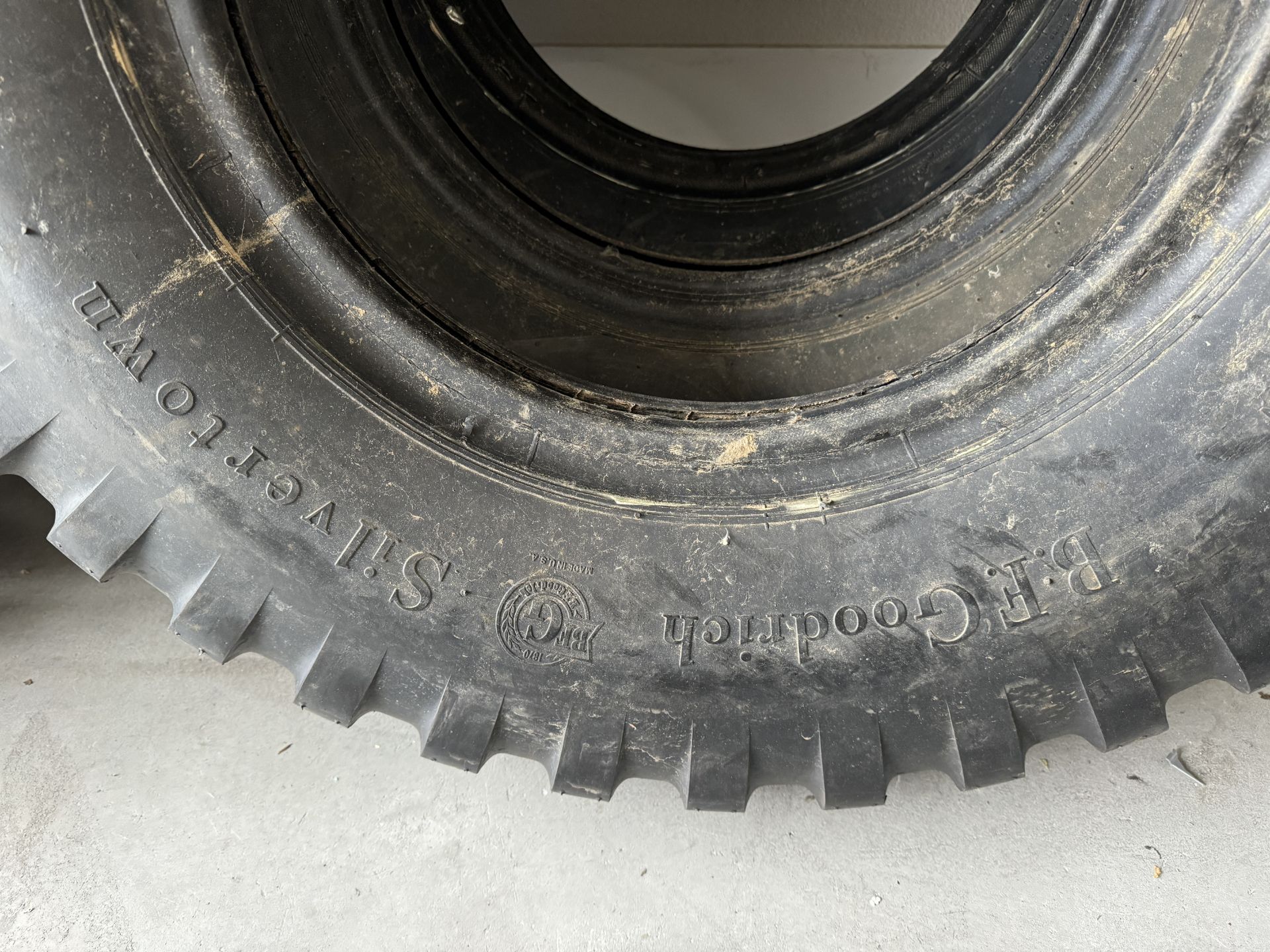 PNEUMATIC MILITARY TIRES - Image 2 of 6