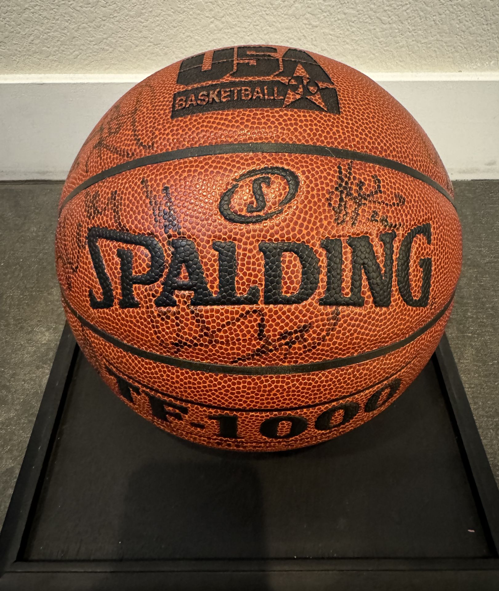 BASKETBALL SIGNED POSSIBLY BY 2012 DREAM TEAM, MISSING MICHAEL JORDAN - Image 3 of 4