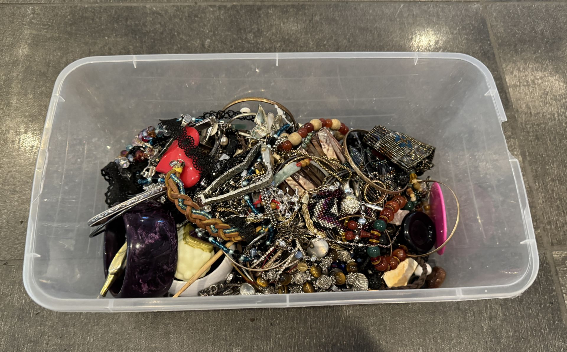 BIN OF UNSORTED JEWELRY LOST & FOUND - Image 2 of 2