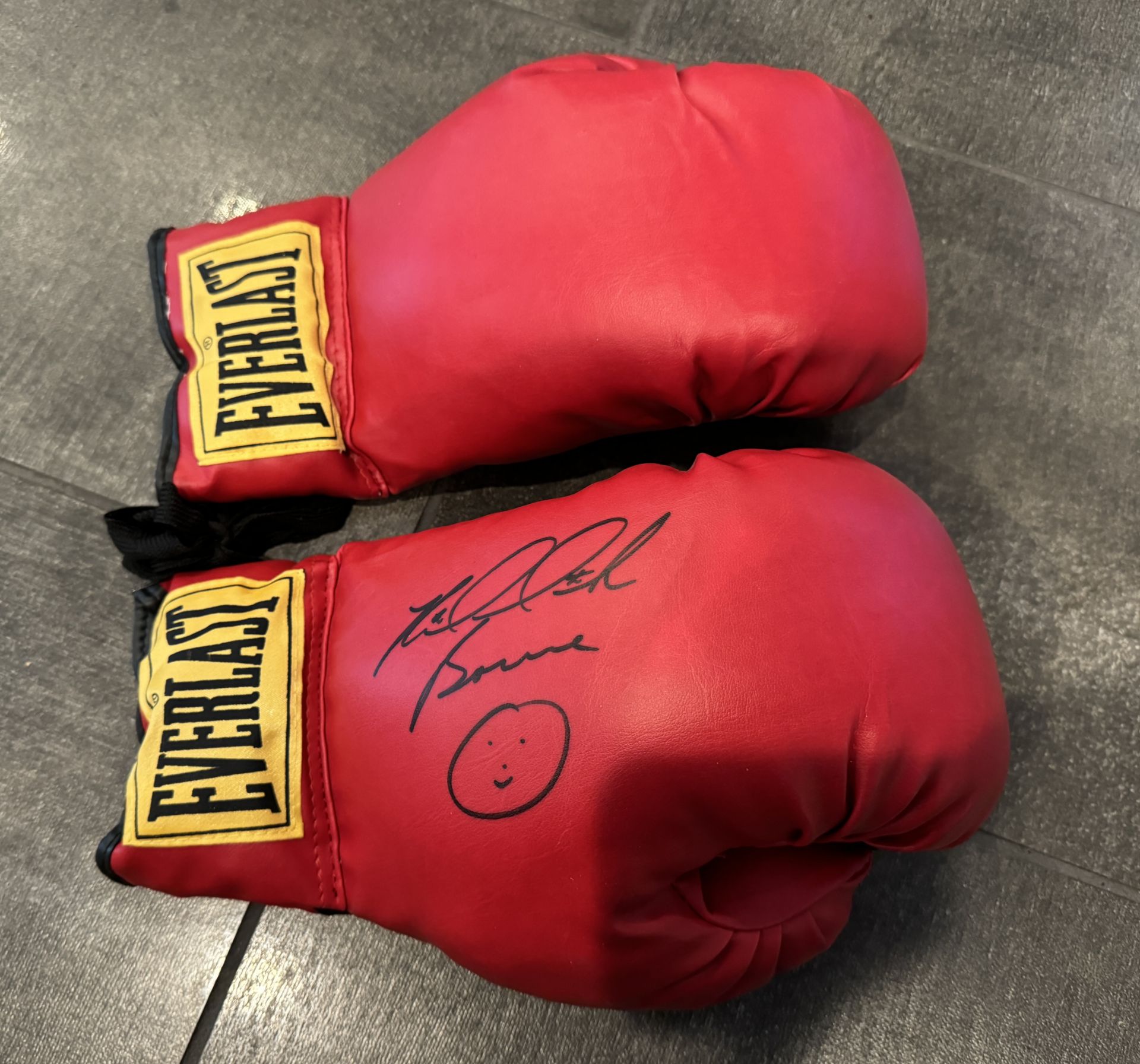 BOXING GLOVES SIGNED BY RIDDIC Riddick BOWE - Image 2 of 3