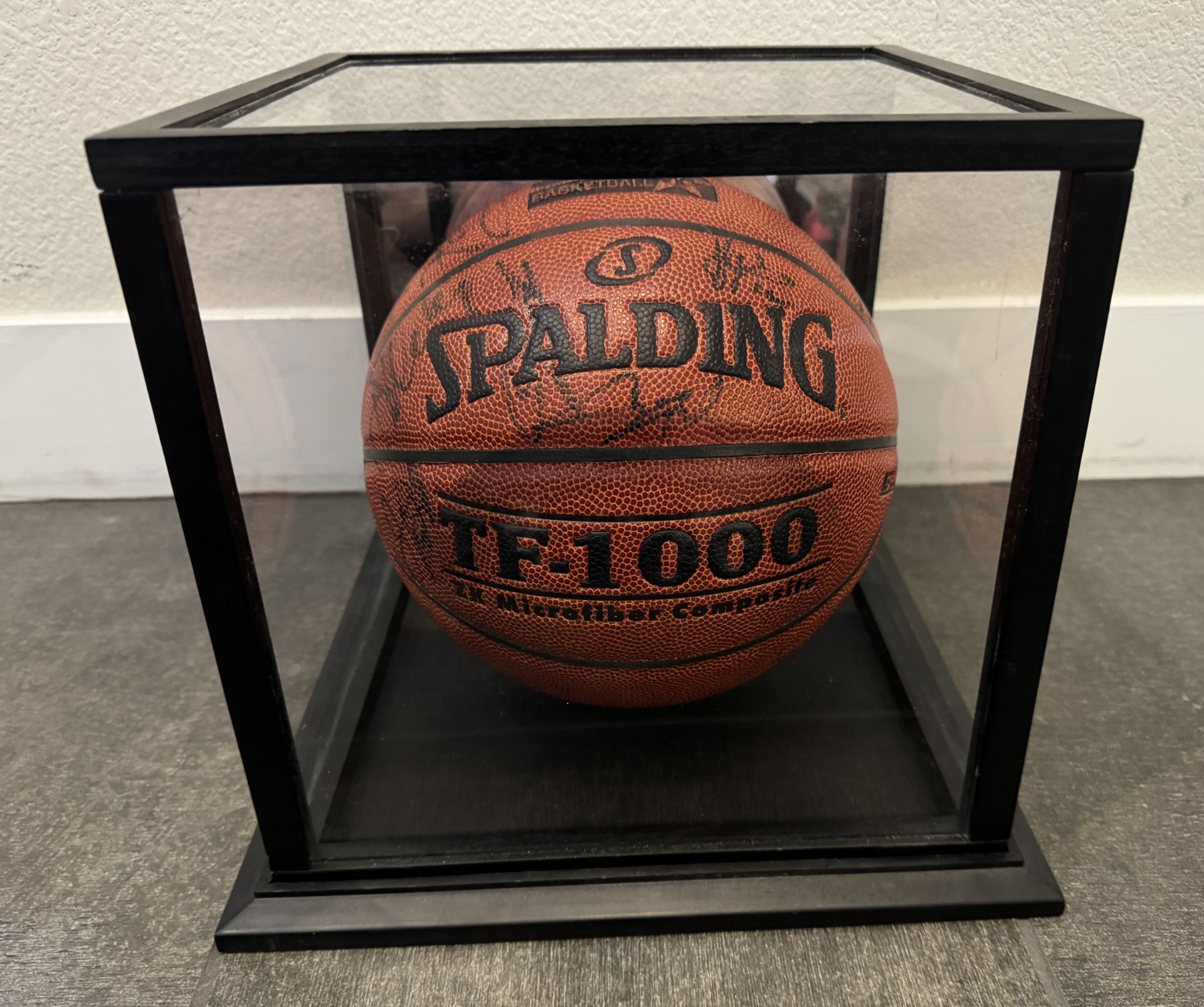 BASKETBALL SIGNED POSSIBLY BY 2012 DREAM TEAM, MISSING MICHAEL JORDAN - Bild 2 aus 4