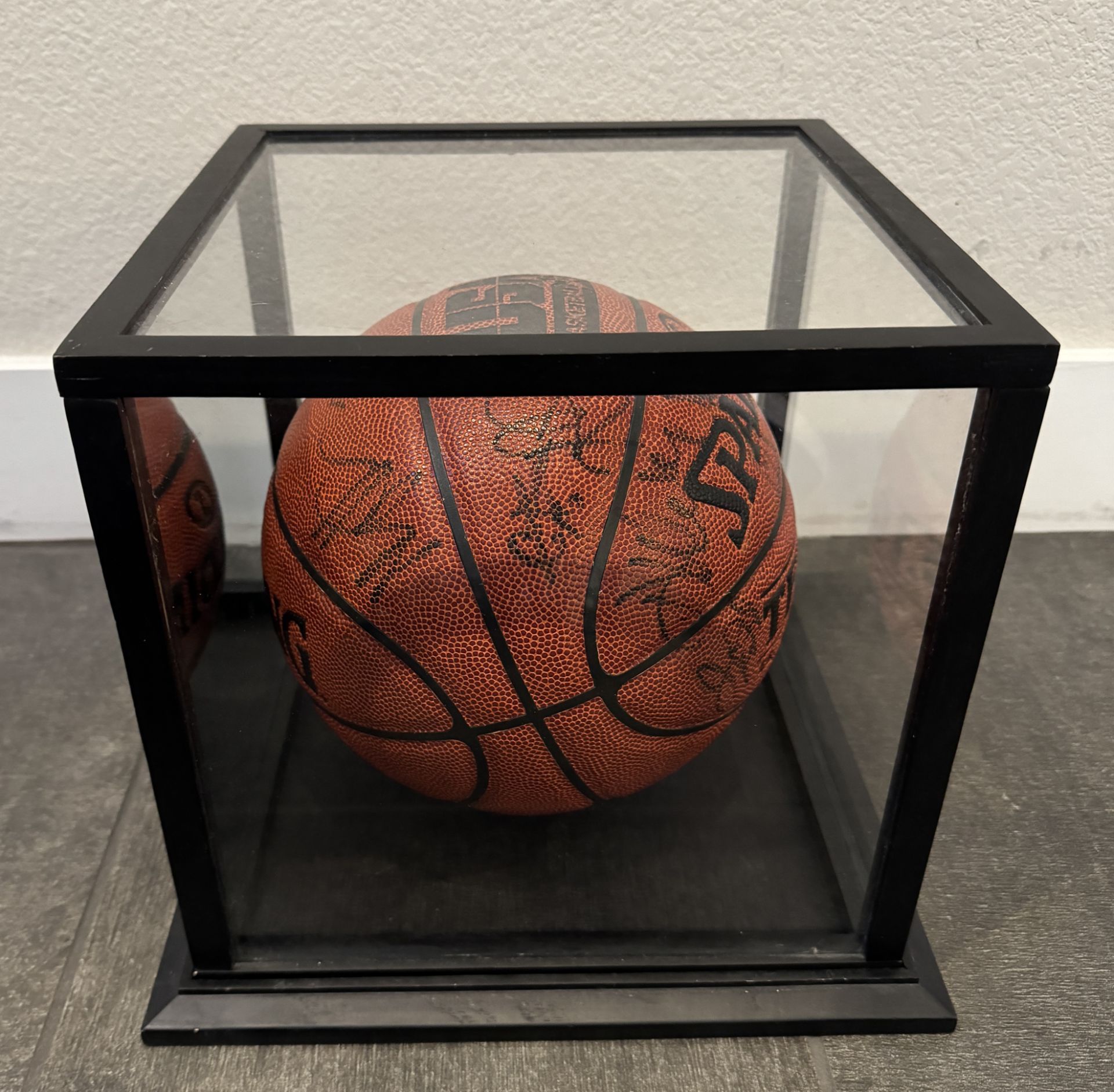 BASKETBALL SIGNED POSSIBLY BY 2012 DREAM TEAM, MISSING MICHAEL JORDAN - Image 4 of 4
