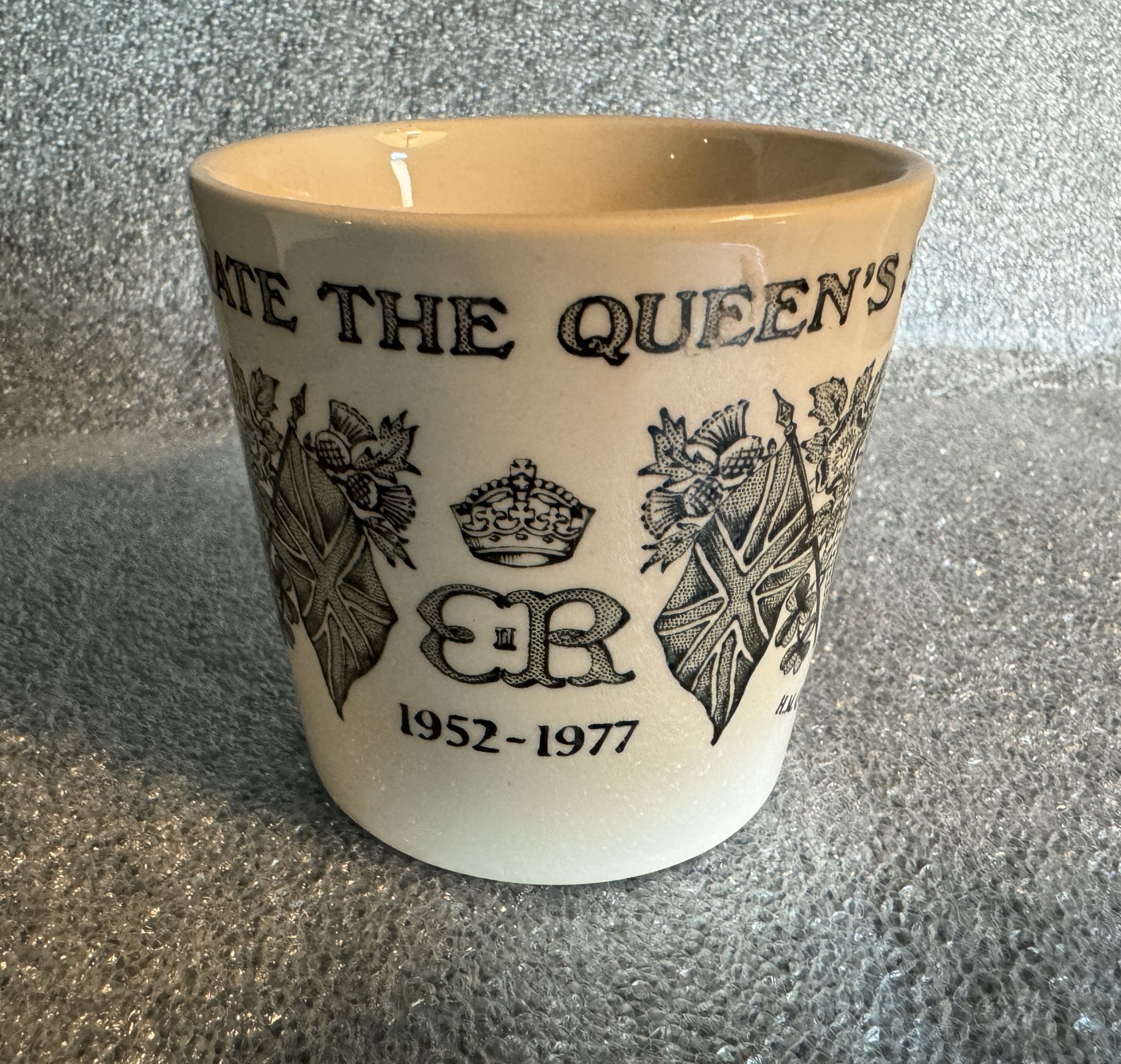 1952-1977 VINTAGE MASON'S COMMEMORATIVE MUG - QUEEN ELIZABETH'S JUBILEE - Image 3 of 3