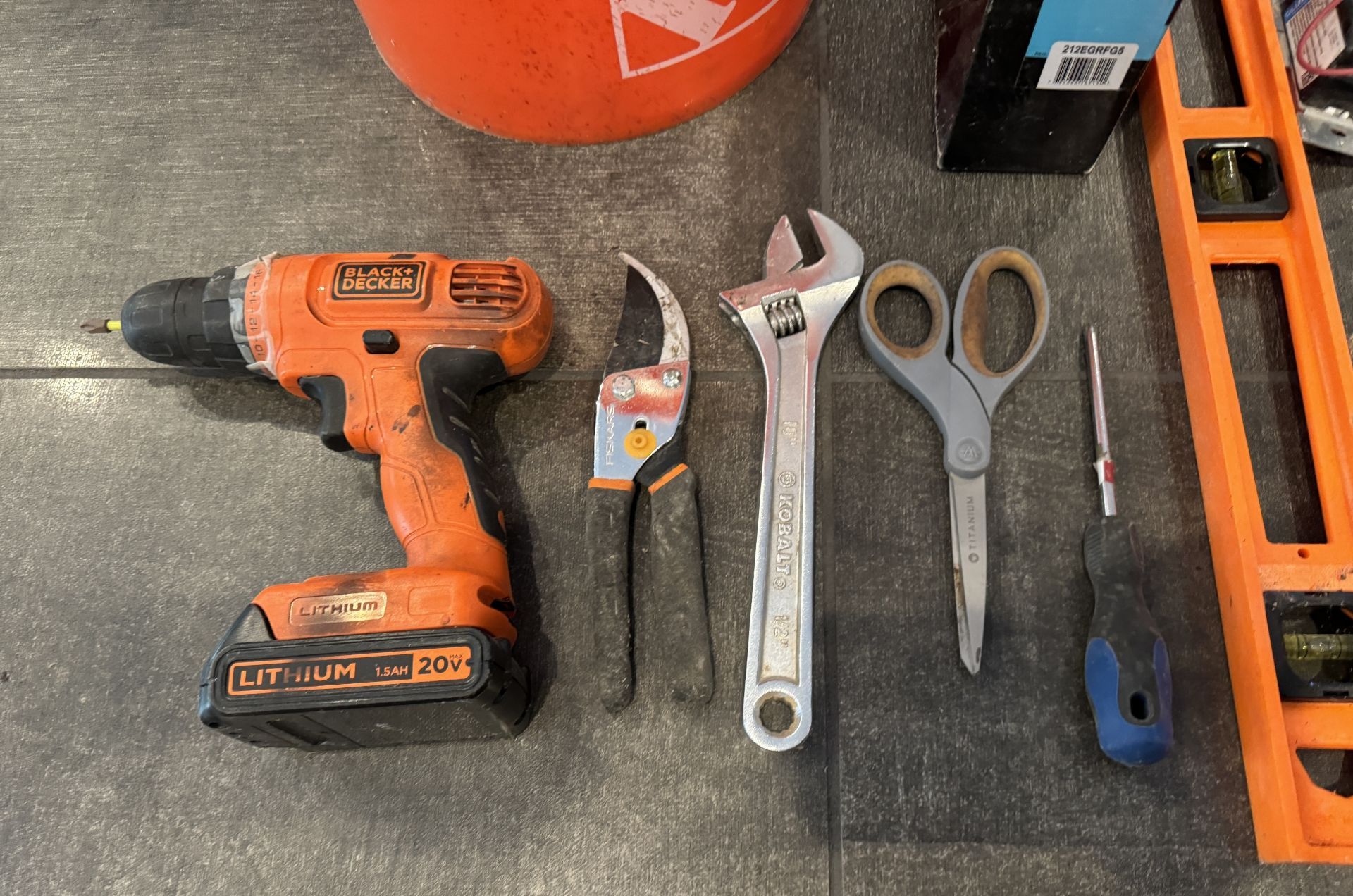 LOT OF TOOLS / HARDWARE ITEMS - Image 2 of 3