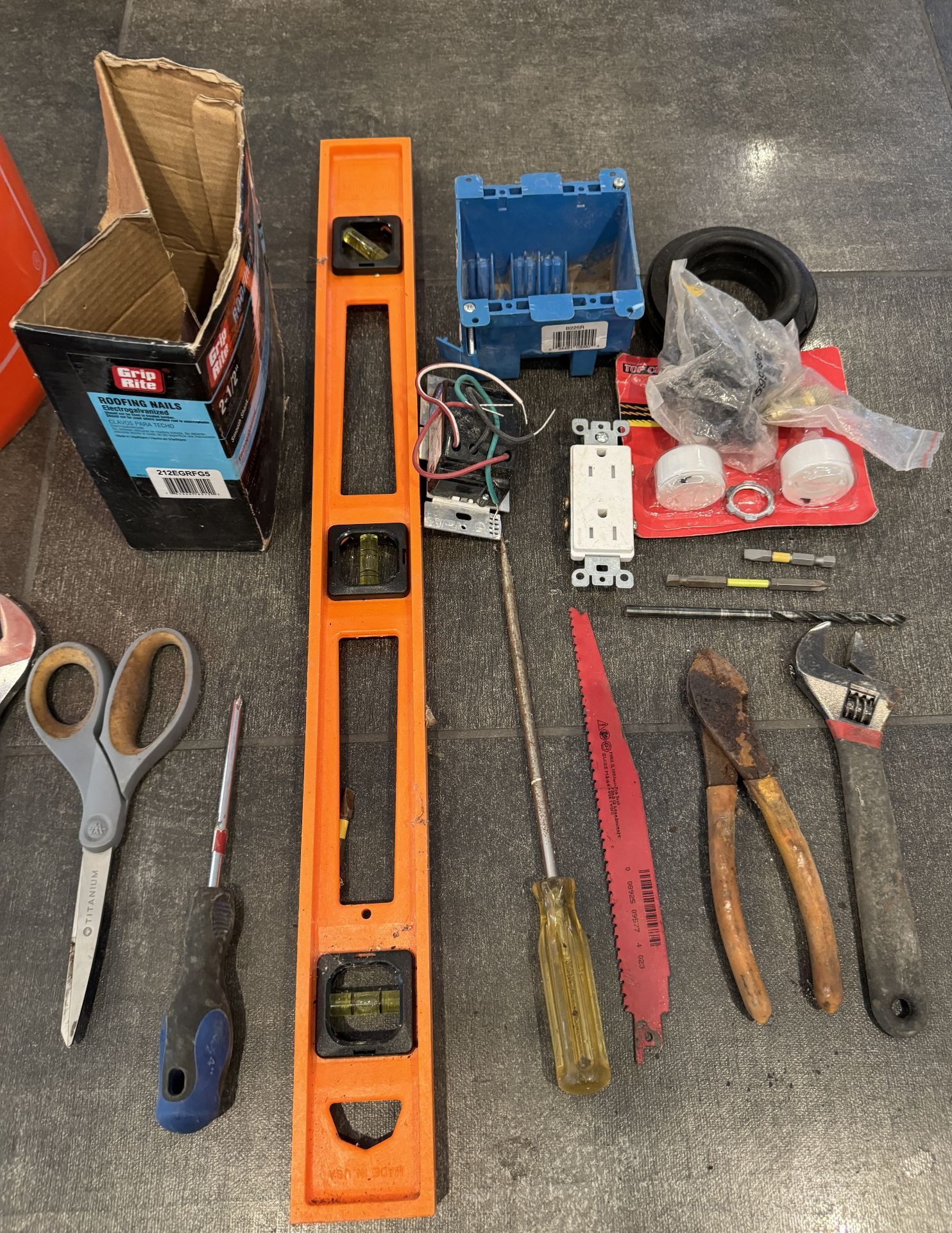 LOT OF TOOLS / HARDWARE ITEMS - Image 3 of 3