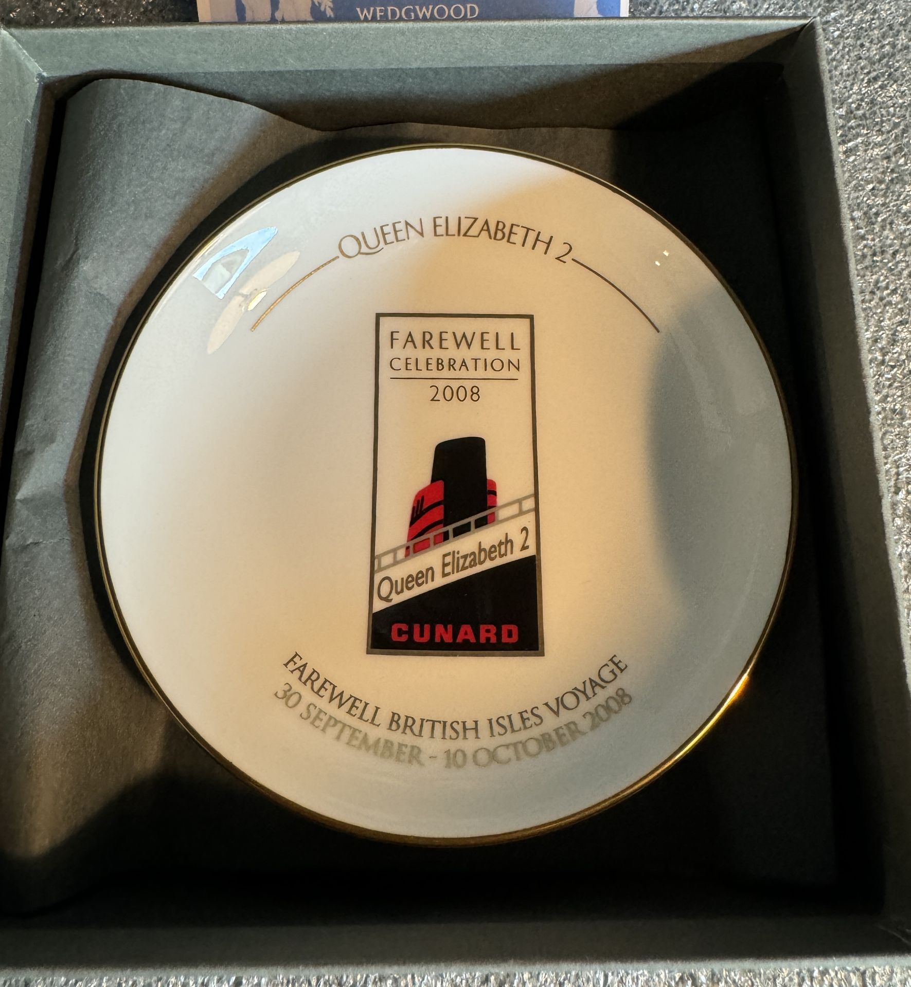 2008 QUEEN ELIZABETH 2 FAREWELL TRANSATLANTIC CROSSING PLATE WEDGWOOD - Image 2 of 3