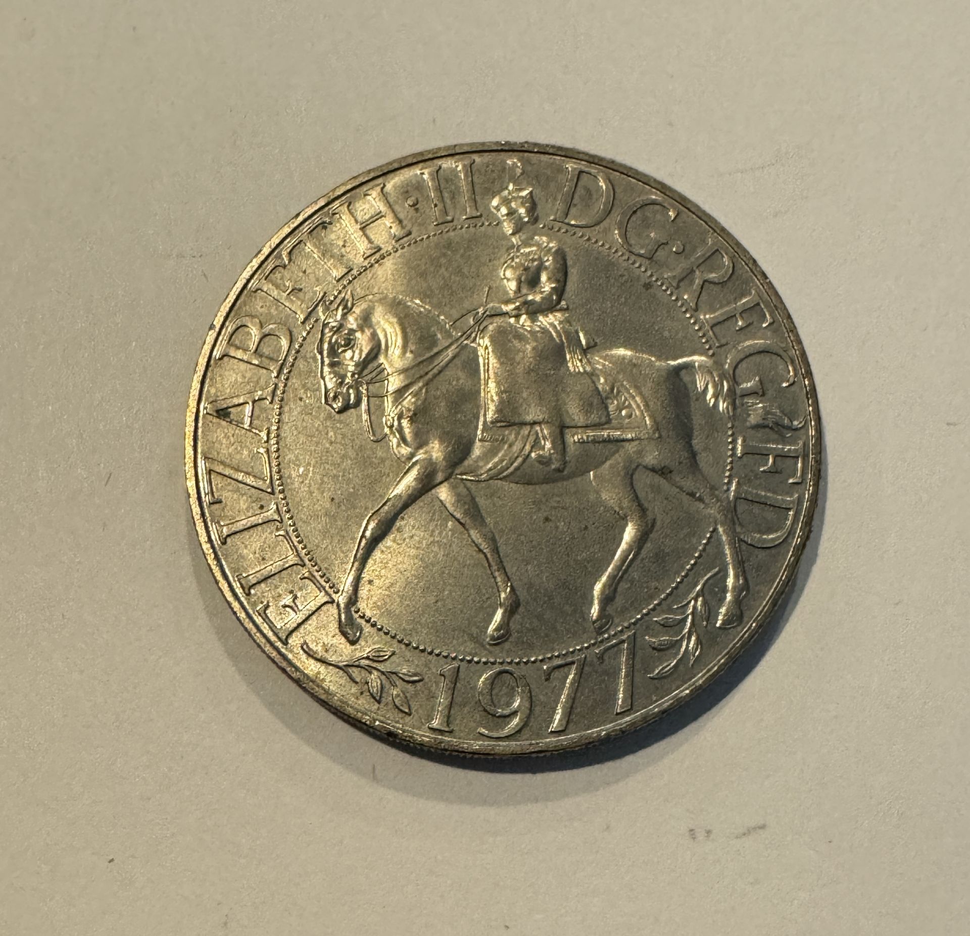 1977 QUEEN ELIZABETH II SILVER JUBILEE COMMEMORATIVE CROWN COIN